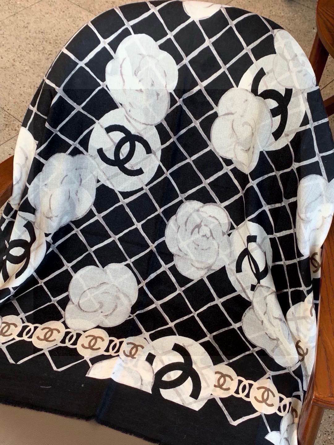 香家最最经典的山茶花系列，经典到每个女人的衣柜都要收纳的一条 满足你的日常所需，舒适的触感，让你舍不得脱