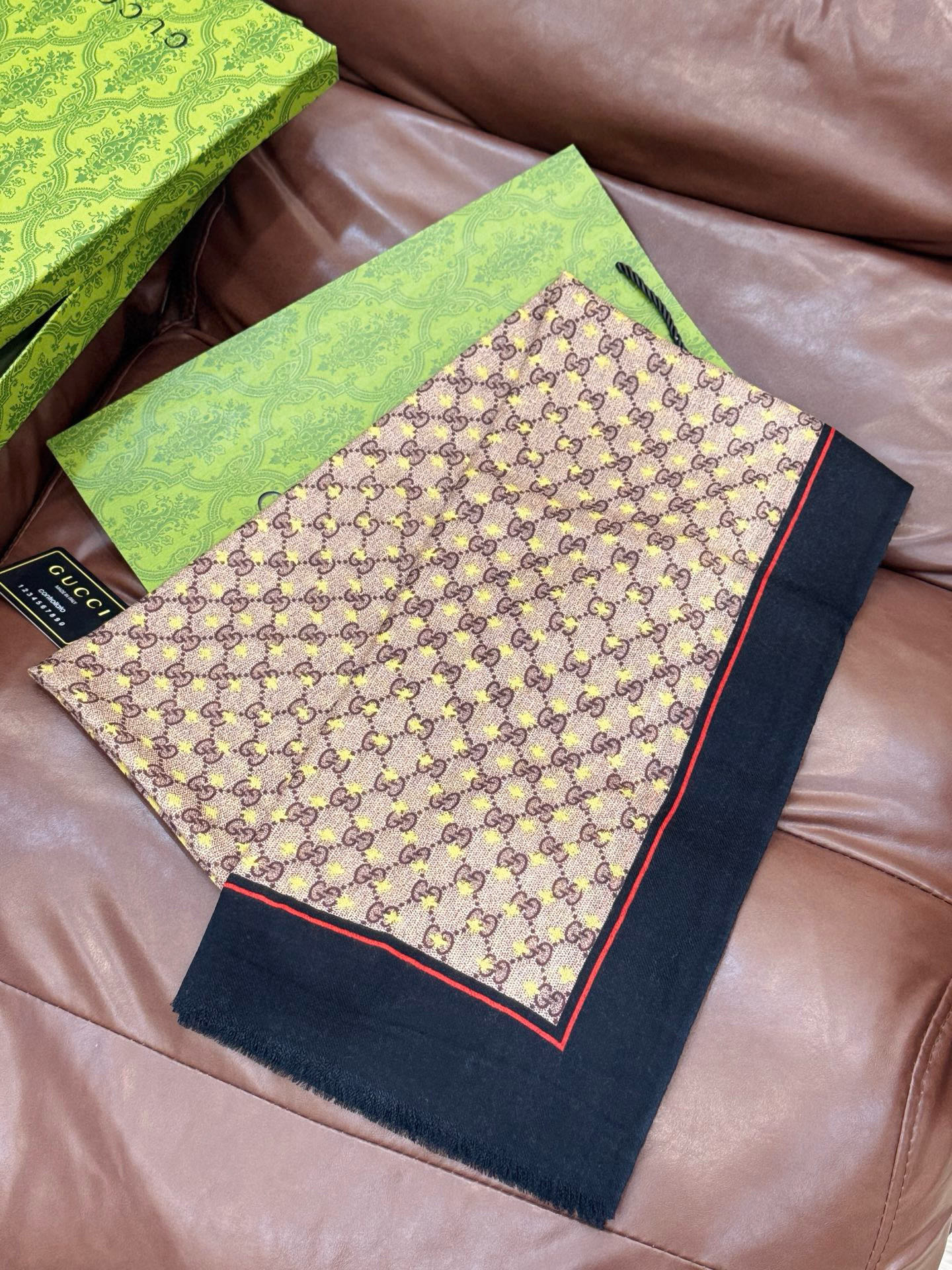 ✨✨GUCCI新款！ 印花工艺 稀疏层次设计 配以精美 真心特别 上身简直了‼️ 围着不说话都散发着优雅