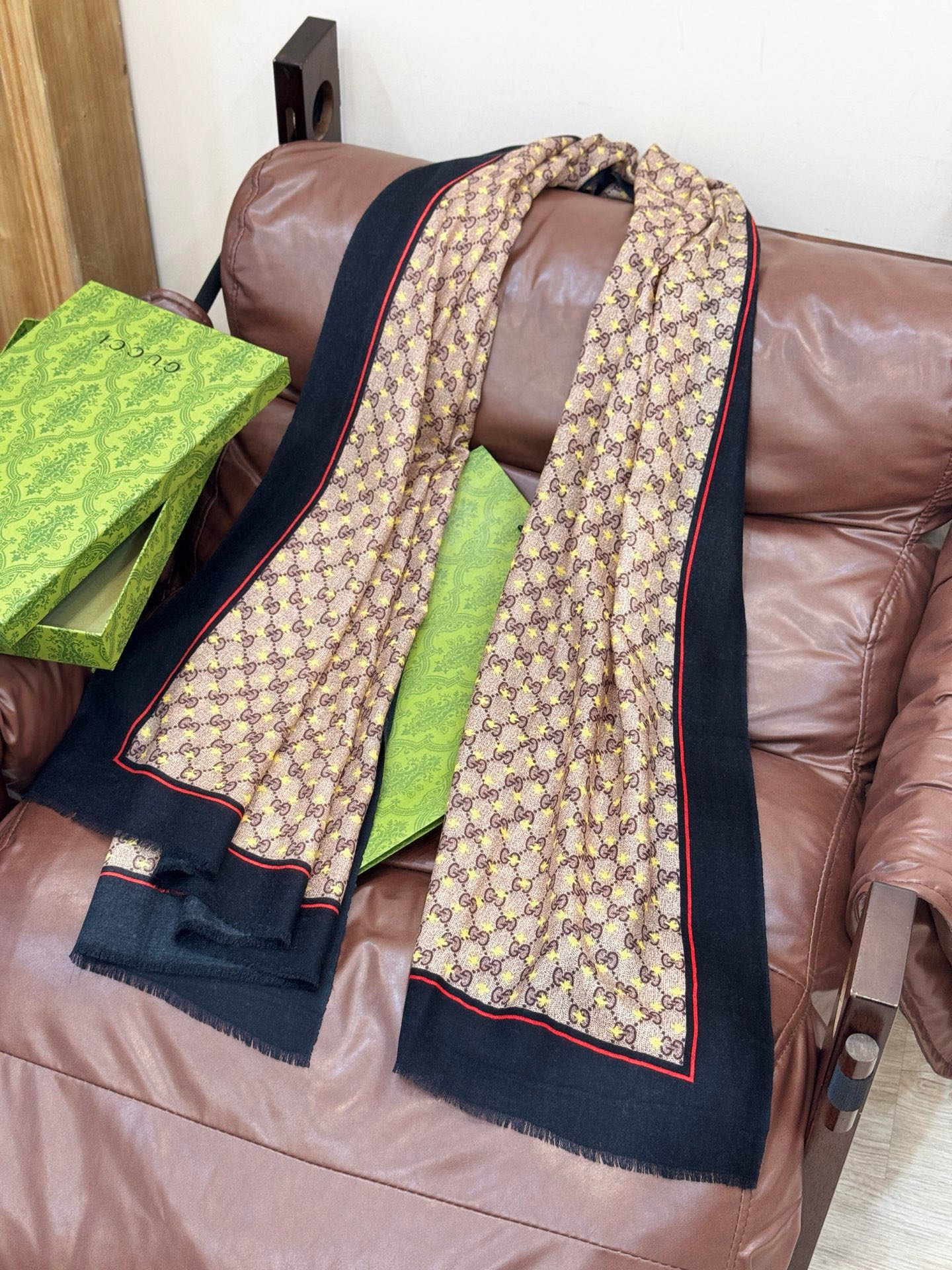 ✨✨GUCCI新款！ 印花工艺 稀疏层次设计 配以精美 真心特别 上身简直了‼️ 围着不说话都散发着优雅