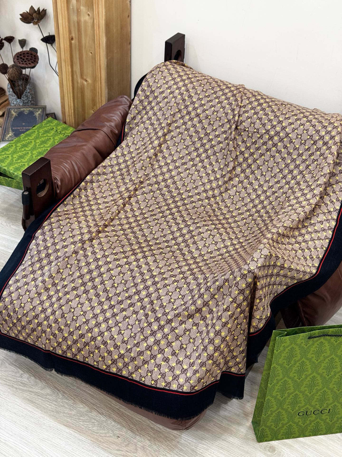 ✨✨GUCCI新款！ 印花工艺 稀疏层次设计 配以精美 真心特别 上身简直了‼️ 围着不说话都散发着优雅