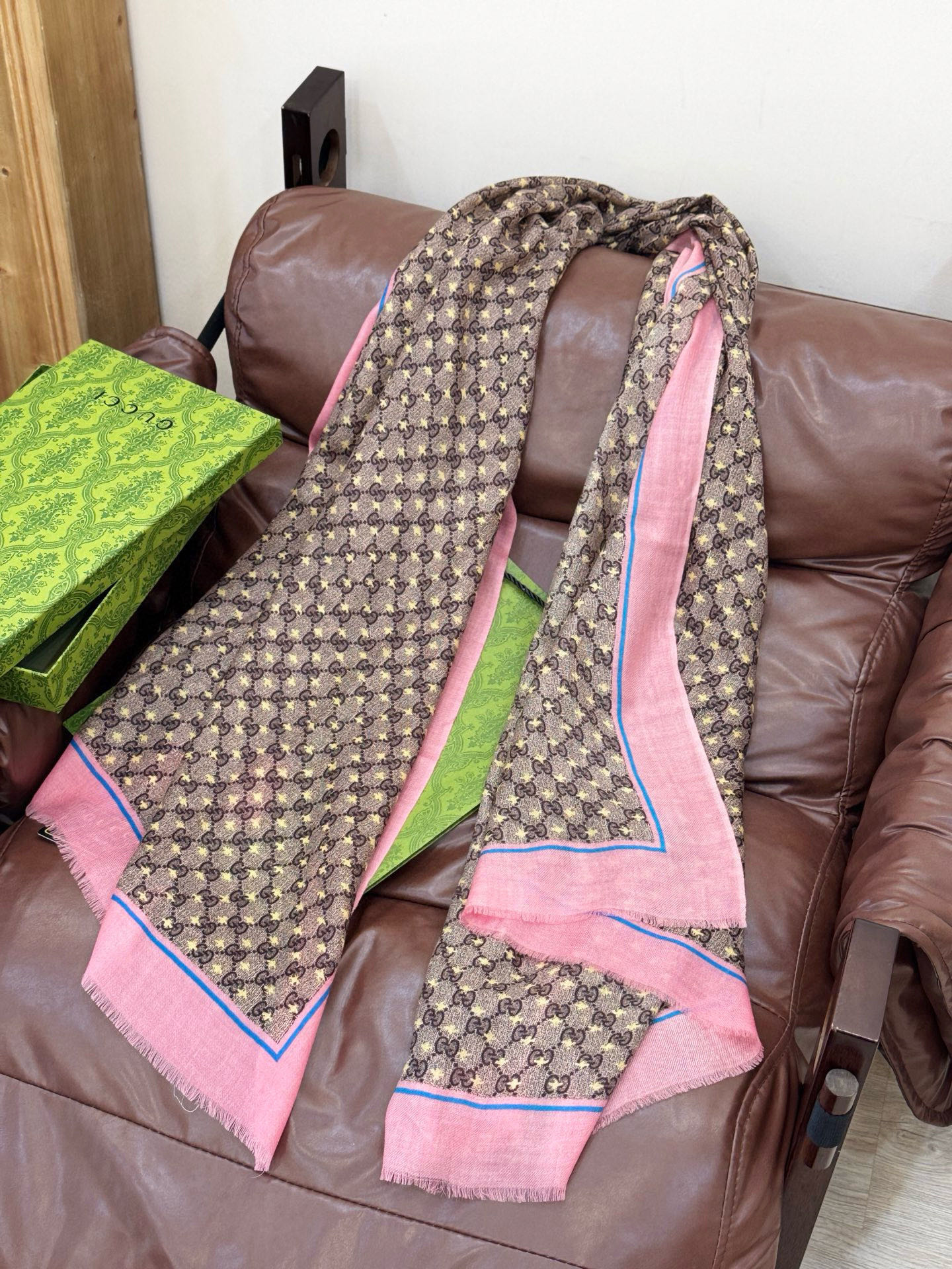 ✨✨GUCCI新款！ 印花工艺 稀疏层次设计 配以精美 真心特别 上身简直了‼️ 围着不说话都散发着优雅