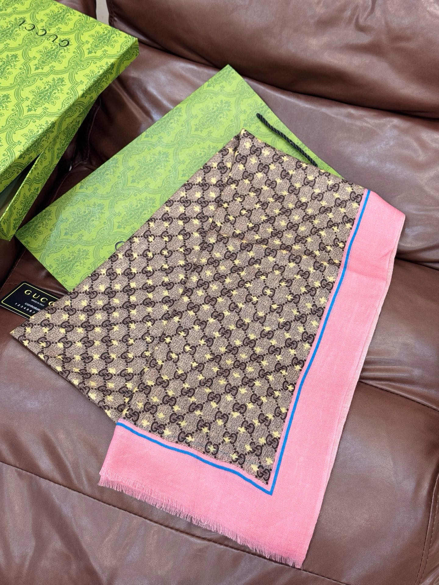 ✨✨GUCCI新款！ 印花工艺 稀疏层次设计 配以精美 真心特别 上身简直了‼️ 围着不说话都散发着优雅