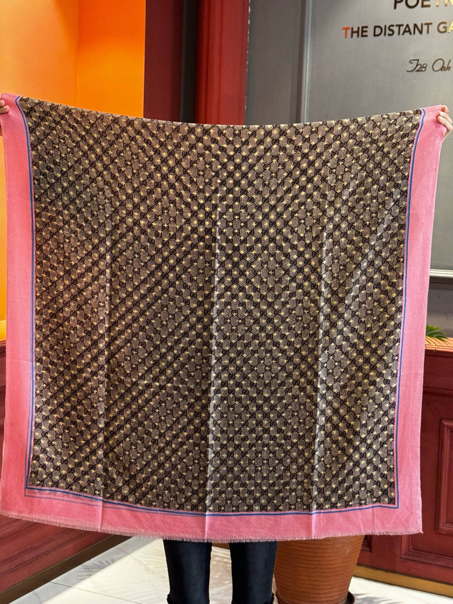 ✨✨GUCCI新款！ 印花工艺 稀疏层次设计 配以精美 真心特别 上身简直了‼️ 围着不说话都散发着优雅