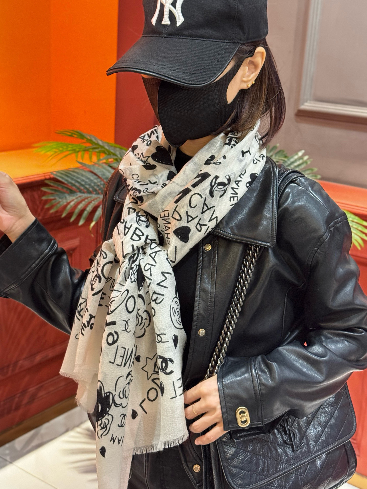 💟2025年秋冬新款 💟CHANEL香奈儿经典元素设计优雅大方，绕在颈间超级完美💋💋简直人间的尤物😍 专