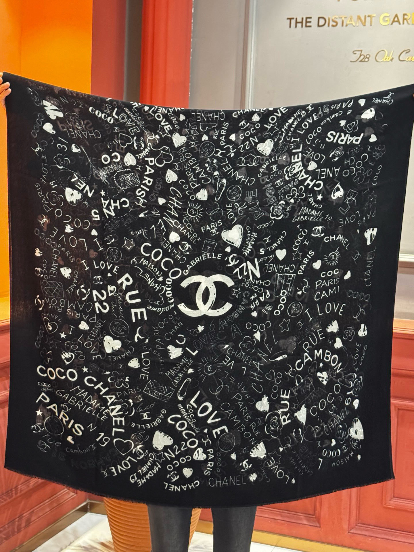 💟2025年秋冬新款 💟CHANEL香奈儿经典元素设计优雅大方，绕在颈间超级完美💋💋简直人间的尤物😍 专