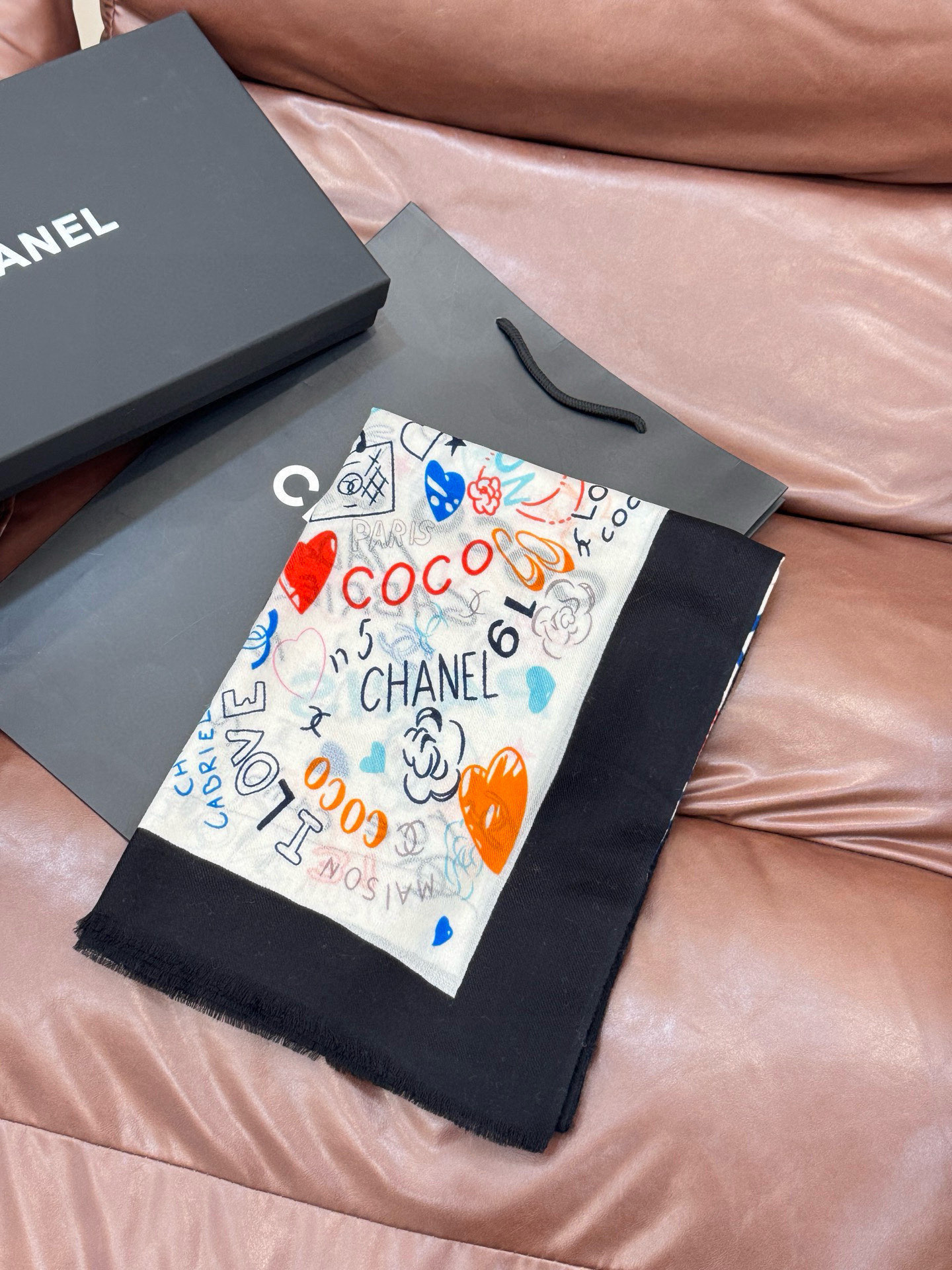 💟2025年秋冬新款 💟CHANEL香奈儿经典元素设计优雅大方，绕在颈间超级完美💋💋简直人间的尤物😍 专