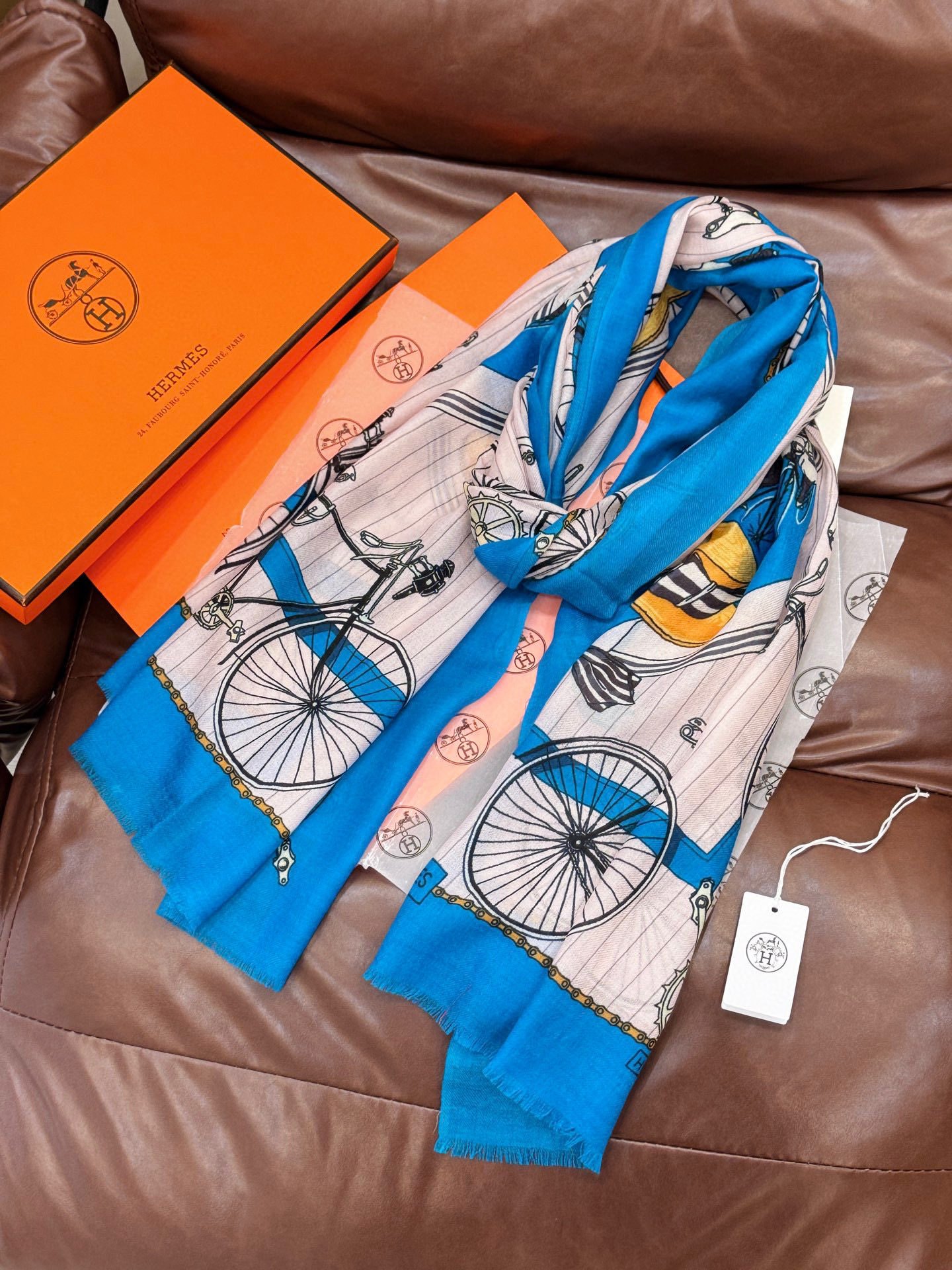 羊绒新款 🆕🆕🌈💫速度‼️下手一定要快‼️H家新款【自行车长巾】，高端 大爱 货极少 现在用极好‼️真心