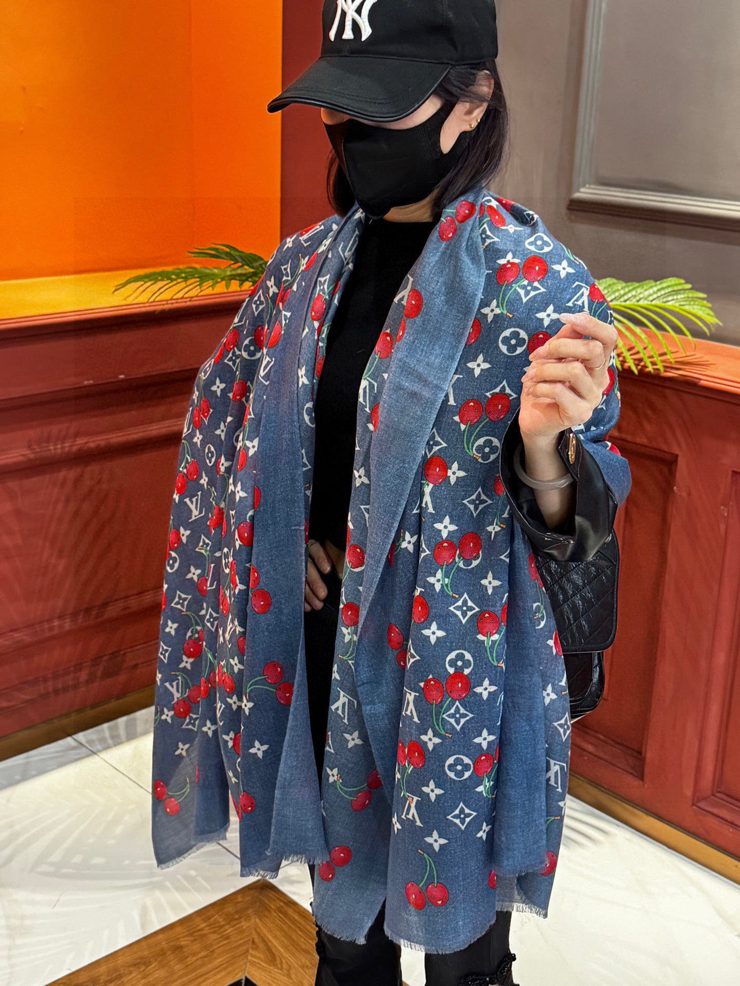 上新💕 。新款樱桃LV羊绒方巾 LV x TM Monogram Cerise 出自路易威登 x 村上隆