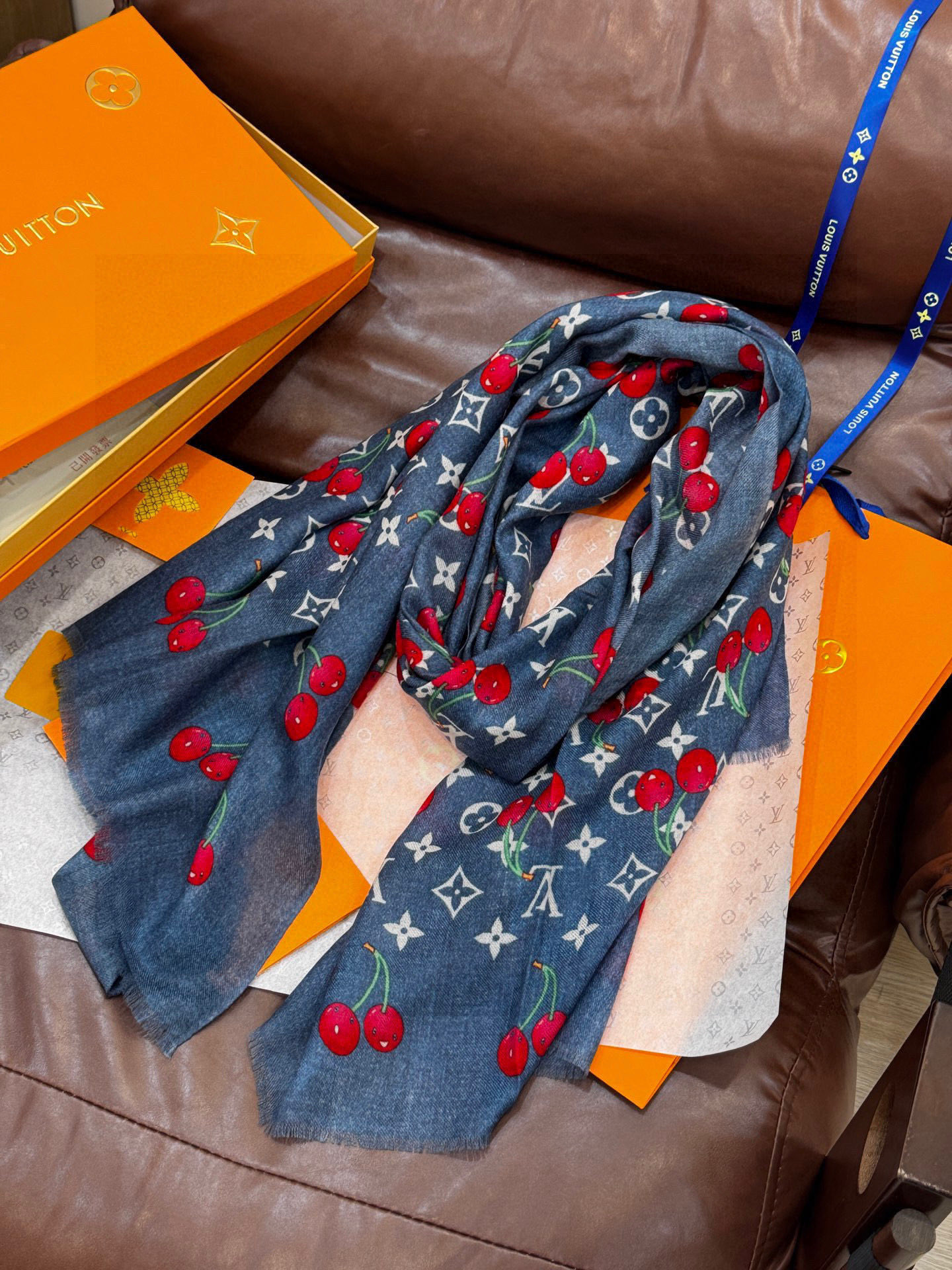 上新💕 。新款樱桃LV羊绒方巾 LV x TM Monogram Cerise 出自路易威登 x 村上隆