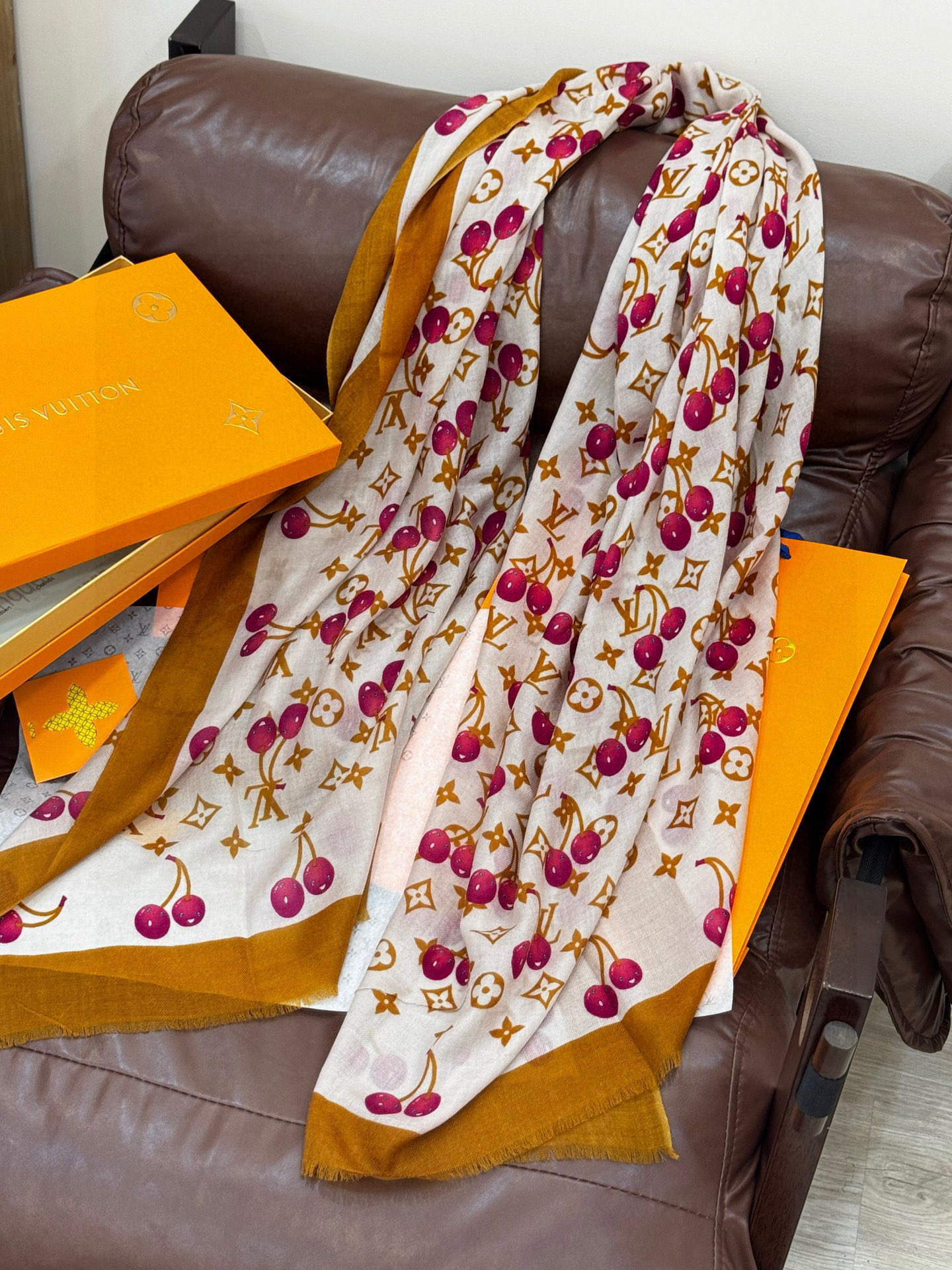 上新💕 。新款樱桃LV羊绒方巾 LV x TM Monogram Cerise 出自路易威登 x 村上隆