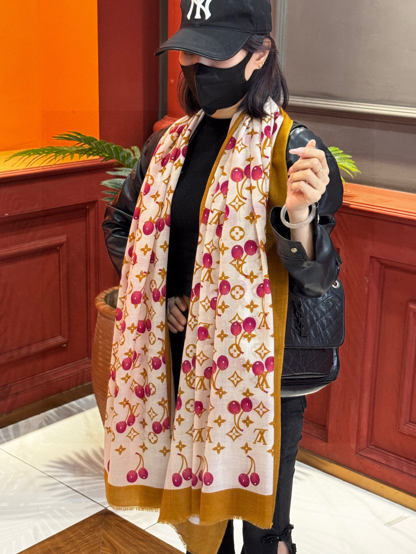 上新💕 。新款樱桃LV羊绒方巾 LV x TM Monogram Cerise 出自路易威登 x 村上隆