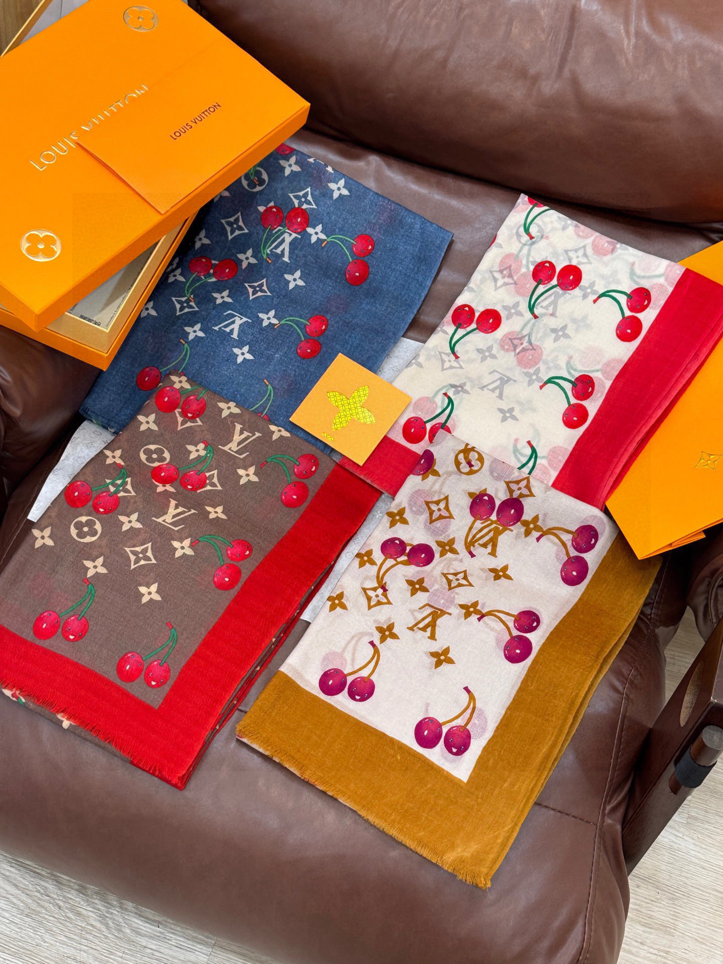 上新💕 。新款樱桃LV羊绒方巾 LV x TM Monogram Cerise 出自路易威登 x 村上隆