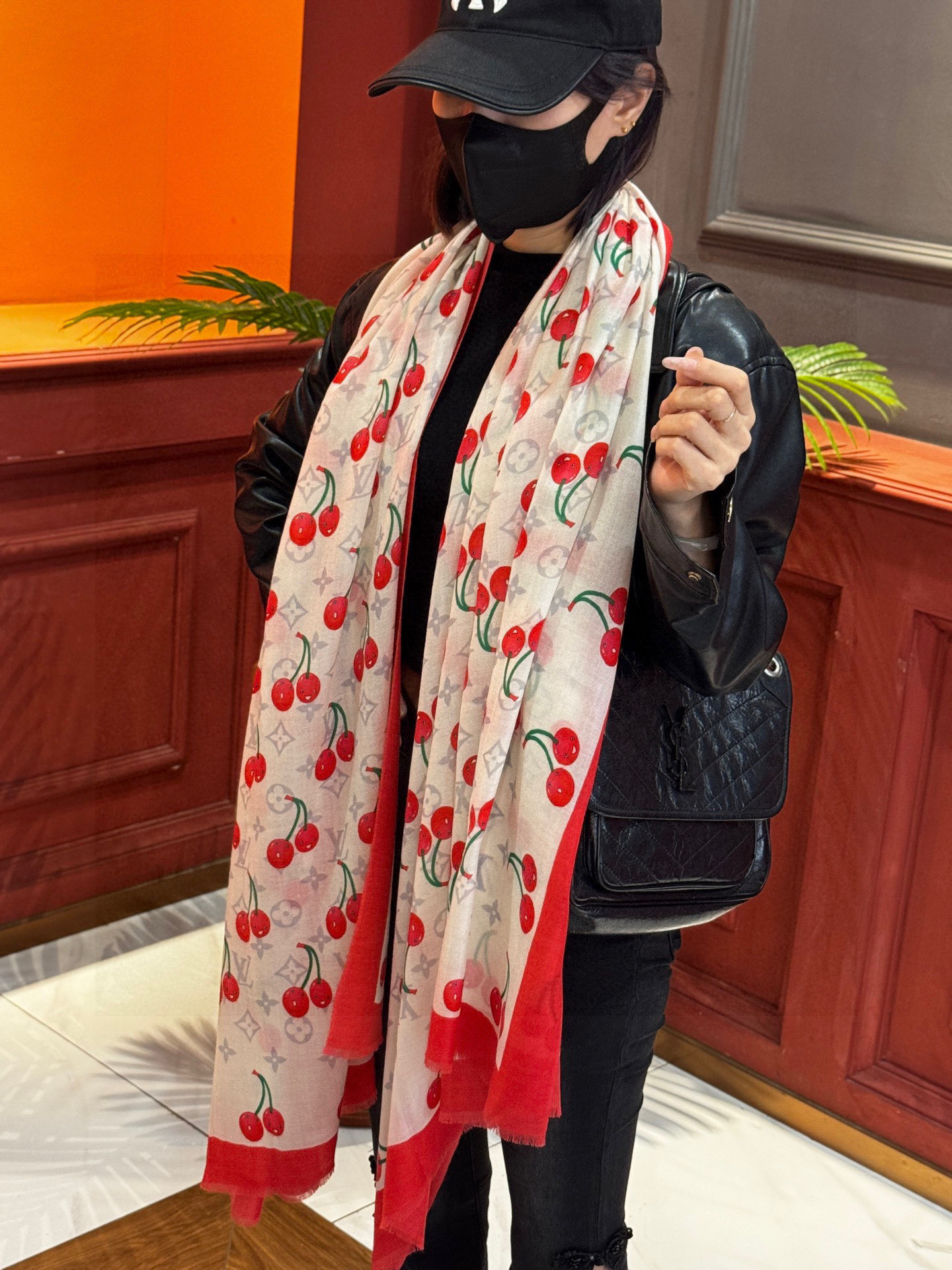 上新💕 。新款樱桃LV羊绒方巾 LV x TM Monogram Cerise 出自路易威登 x 村上隆