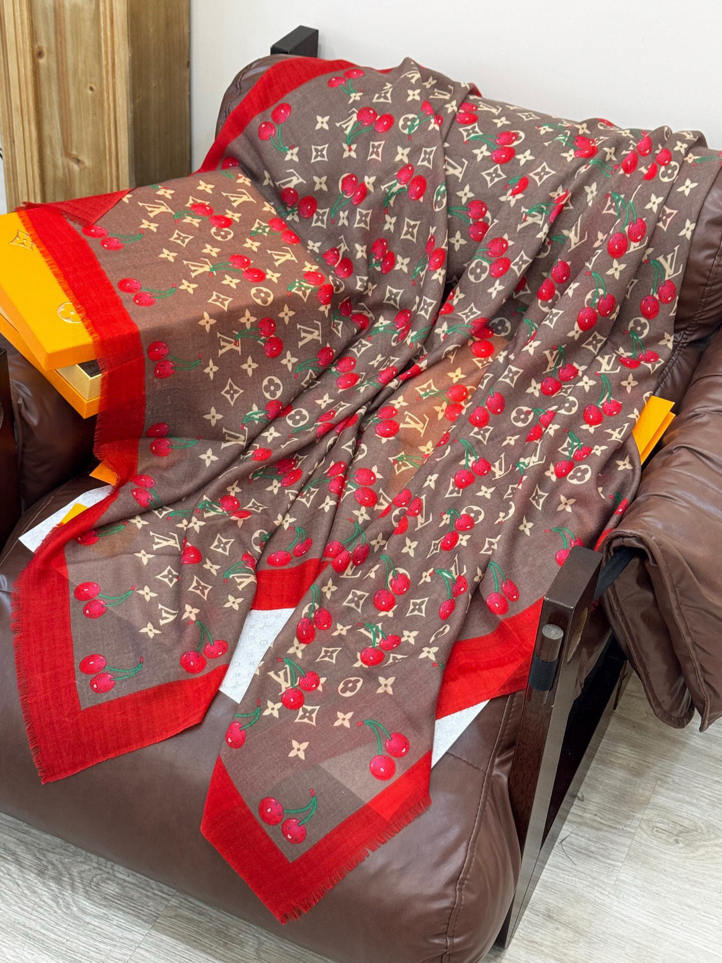 上新💕 。新款樱桃LV羊绒方巾 LV x TM Monogram Cerise 出自路易威登 x 村上隆