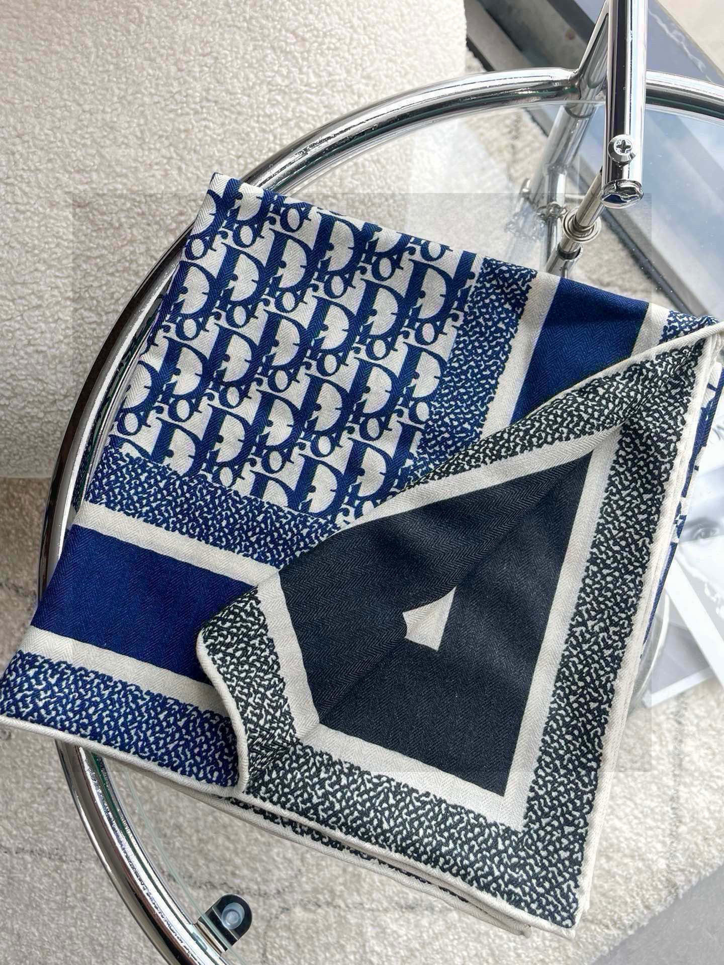 羊绒围巾有了更时尚的玩转！实物这款Dior双面披肩超高级，腔调质感，时髦休闲！！双色撞色的感觉在日常搭配