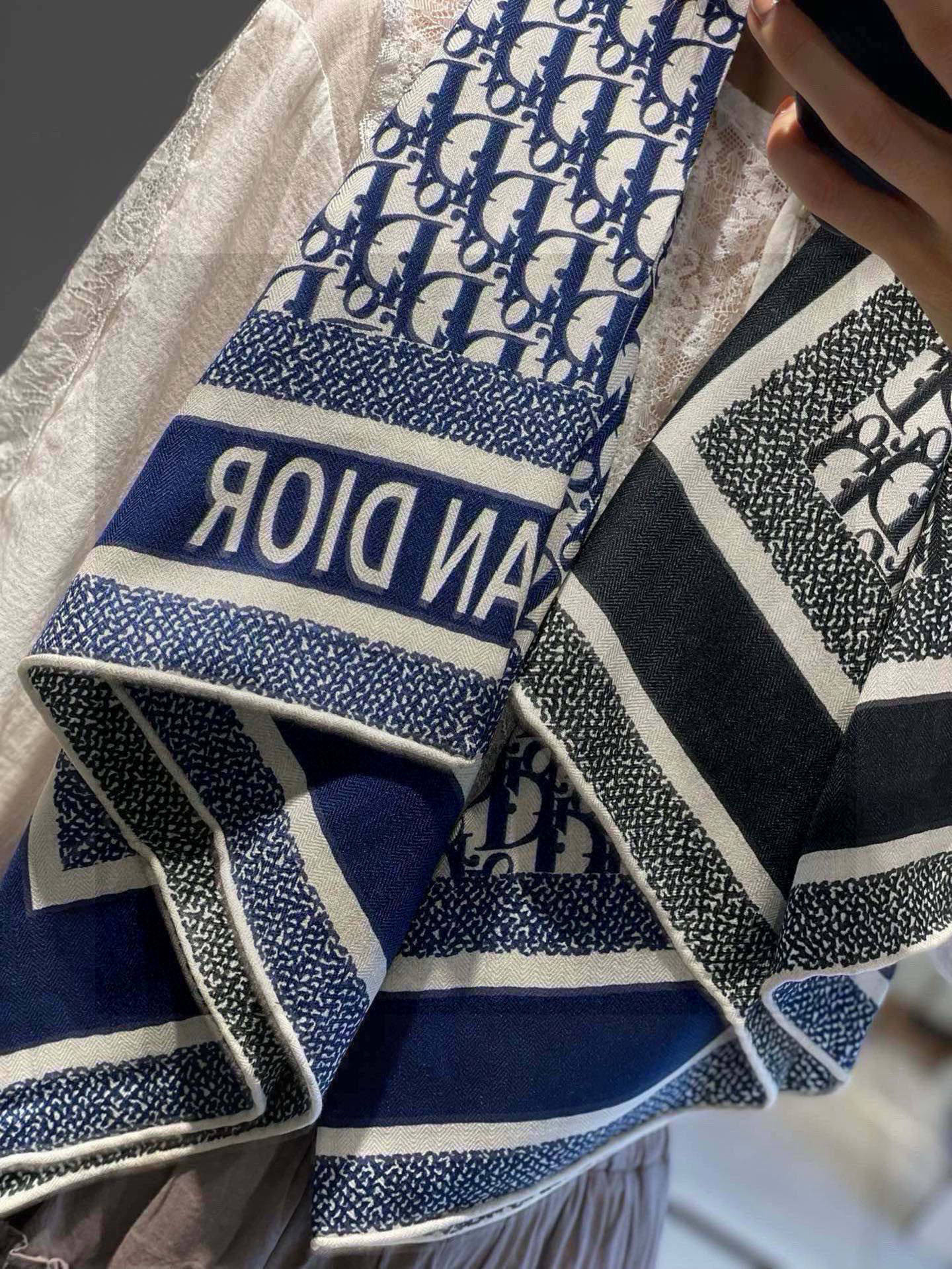 羊绒围巾有了更时尚的玩转！实物这款Dior双面披肩超高级，腔调质感，时髦休闲！！双色撞色的感觉在日常搭配