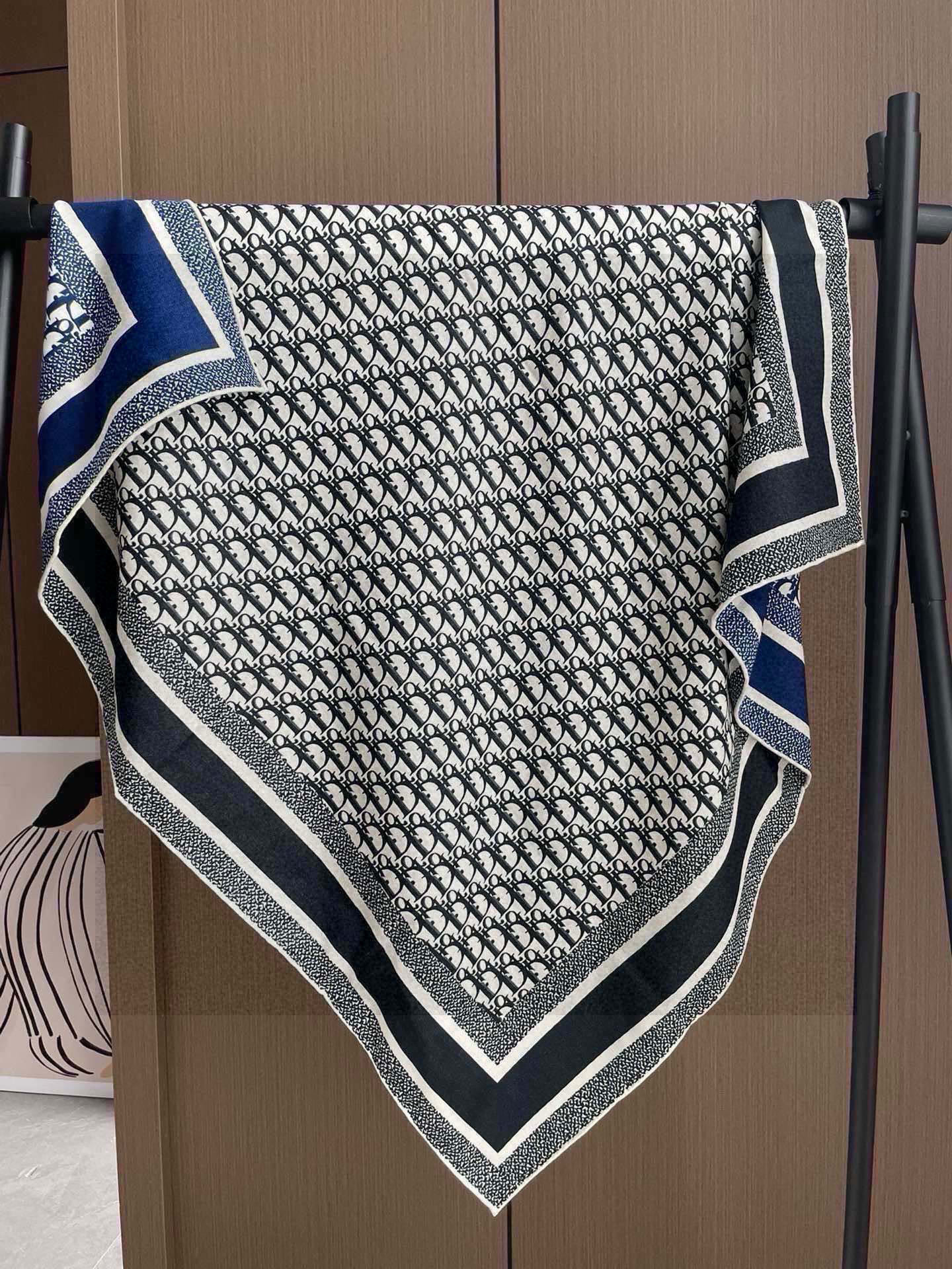 羊绒围巾有了更时尚的玩转！实物这款Dior双面披肩超高级，腔调质感，时髦休闲！！双色撞色的感觉在日常搭配