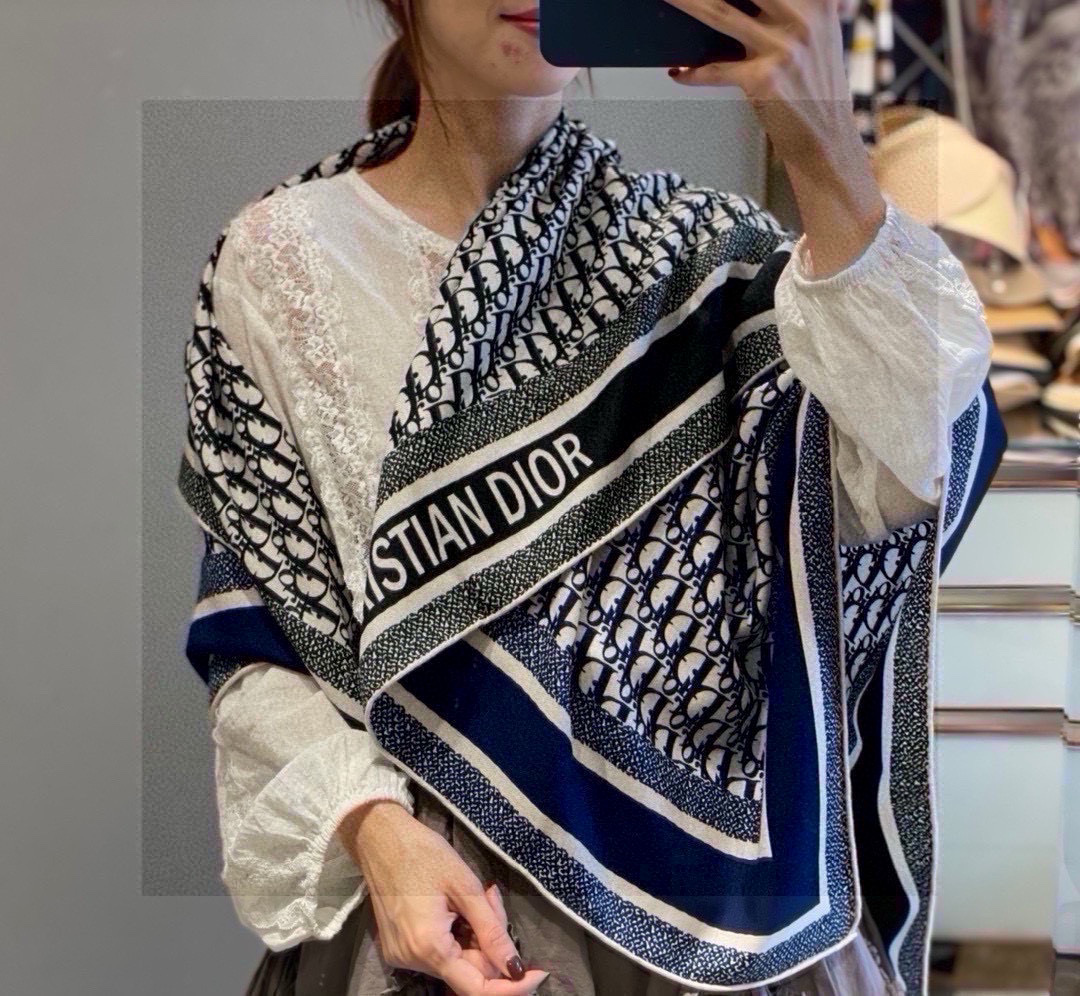 羊绒围巾有了更时尚的玩转！实物这款Dior双面披肩超高级，腔调质感，时髦休闲！！双色撞色的感觉在日常搭配