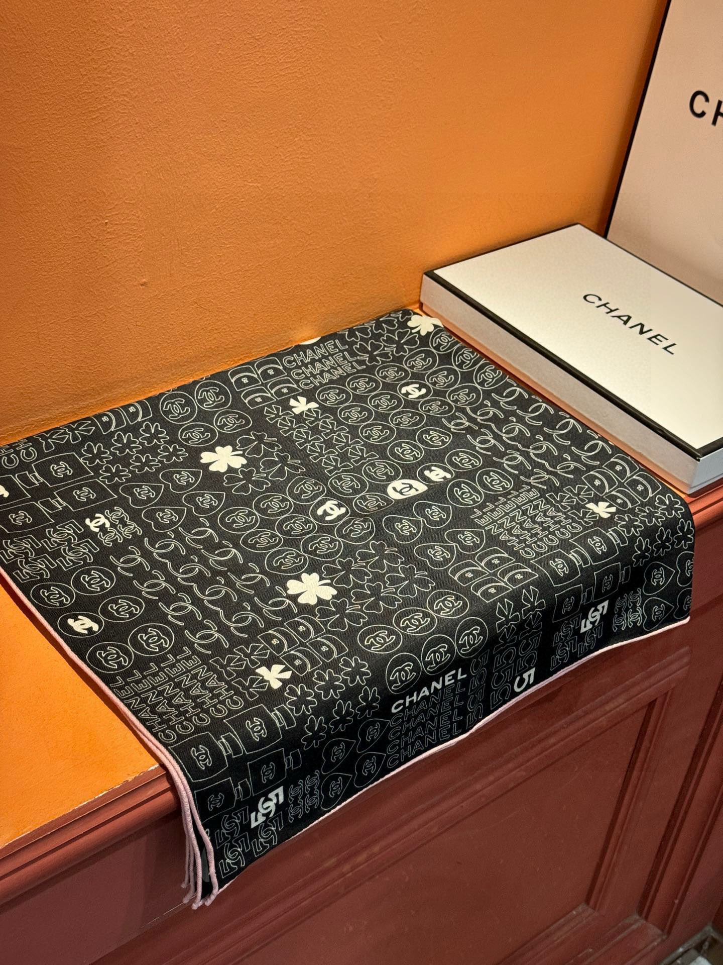 上新❤️【2025Chanel】 经典茶花优雅Coco风，Chanel最新菱格丝绒大方巾~气质到骨子里，