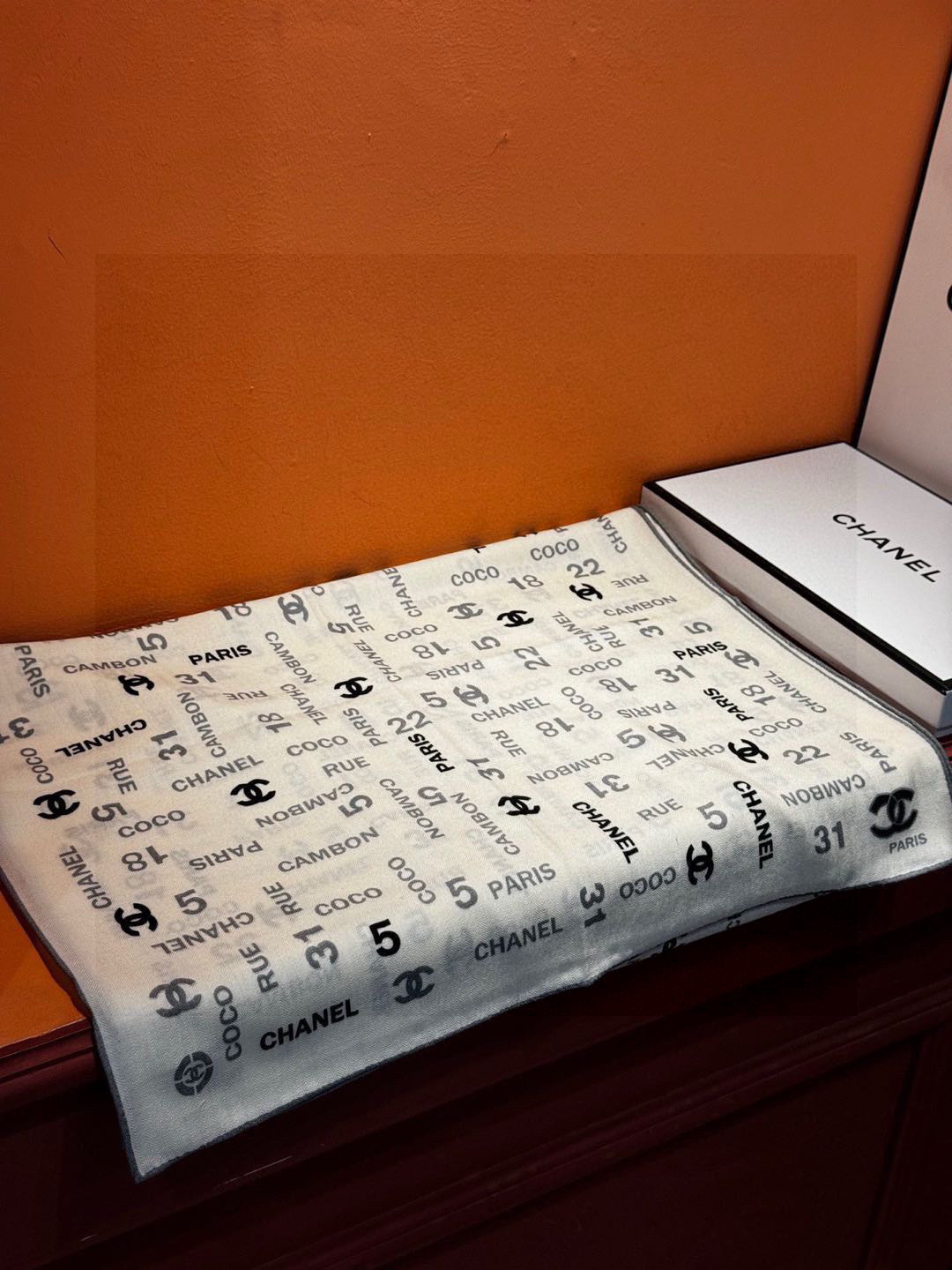 上新❤️【2025Chanel】 经典茶花优雅Coco风，Chanel最新菱格丝绒大方巾~气质到骨子里，