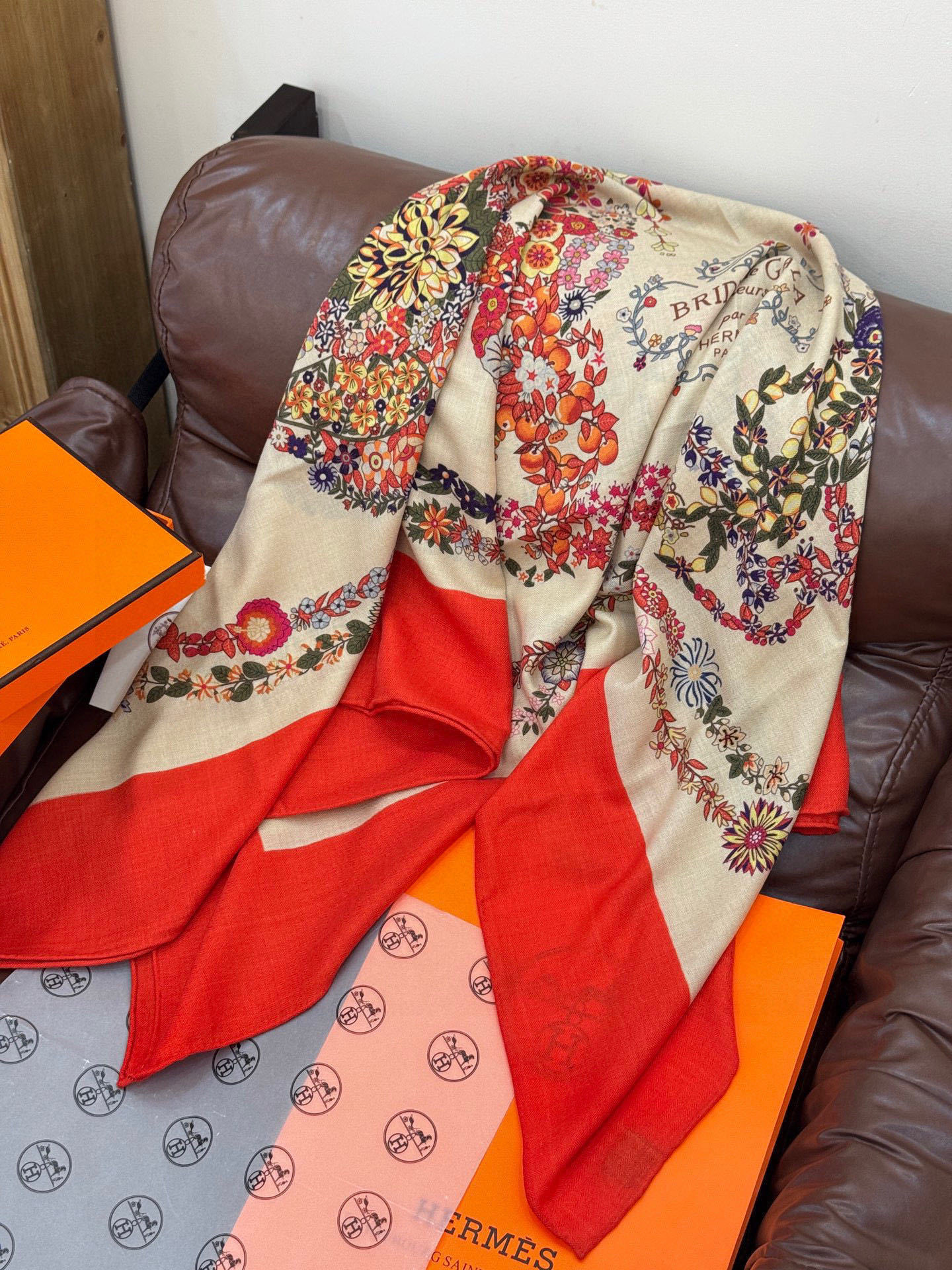 “华丽的缰辔花卉版”140丝毛方巾【140顶级丝毛双面同色披肩】手工卷边丝毛方巾(30%真丝70%羊毛)