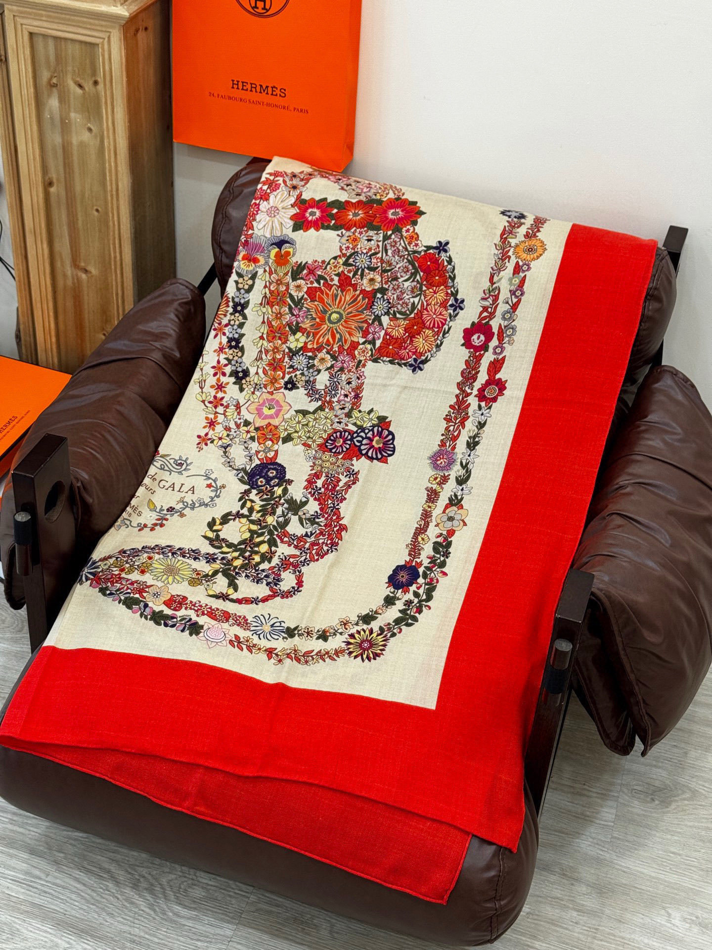 “华丽的缰辔花卉版”140丝毛方巾【140顶级丝毛双面同色披肩】手工卷边丝毛方巾(30%真丝70%羊毛)