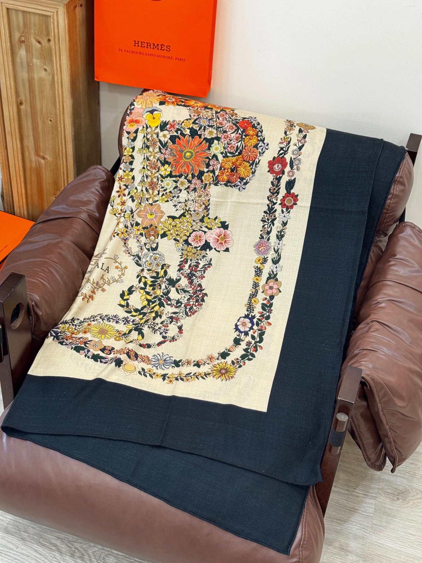 “华丽的缰辔花卉版”140丝毛方巾【140顶级丝毛双面同色披肩】手工卷边丝毛方巾(30%真丝70%羊毛)