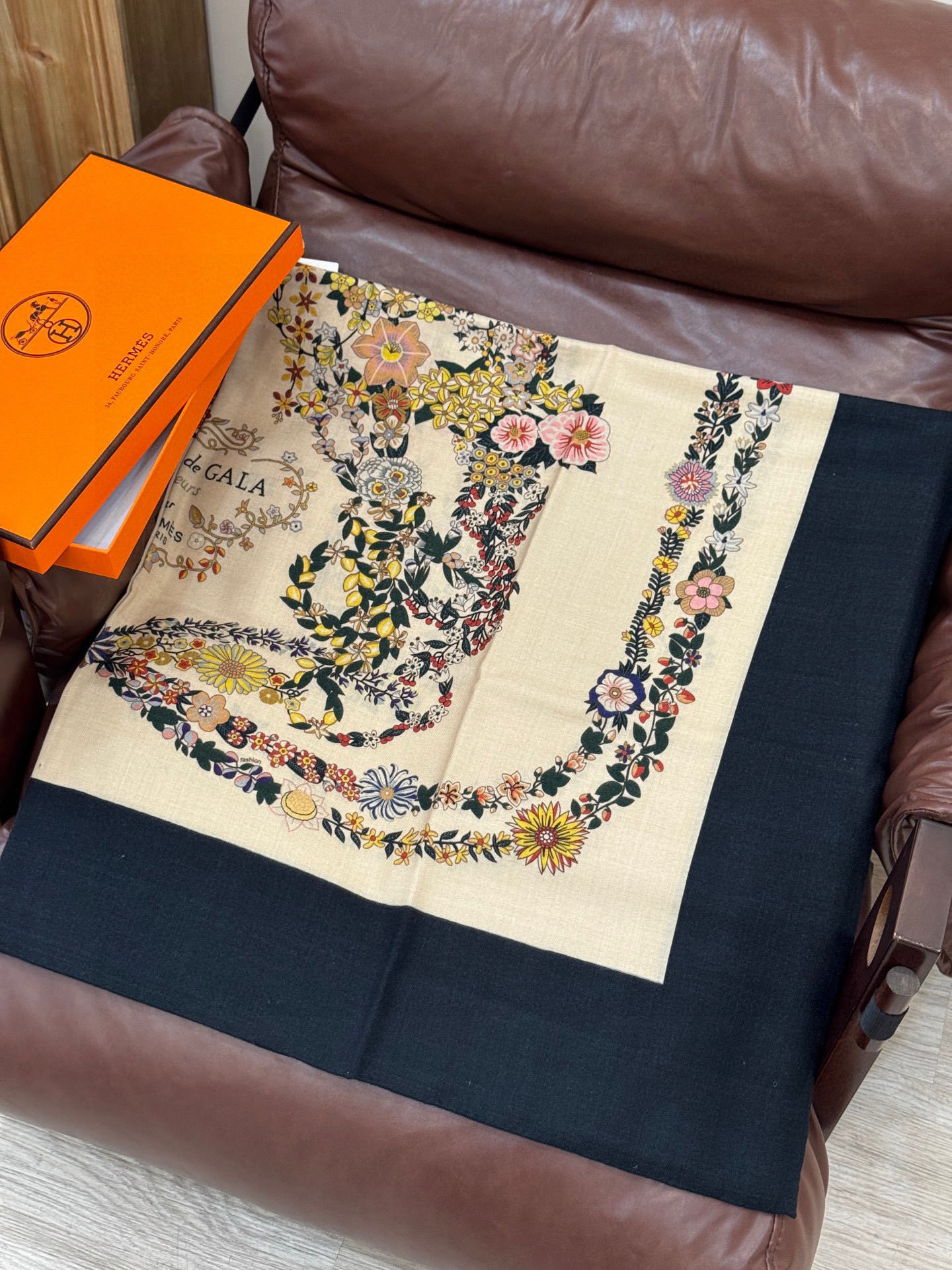 “华丽的缰辔花卉版”140丝毛方巾【140顶级丝毛双面同色披肩】手工卷边丝毛方巾(30%真丝70%羊毛)