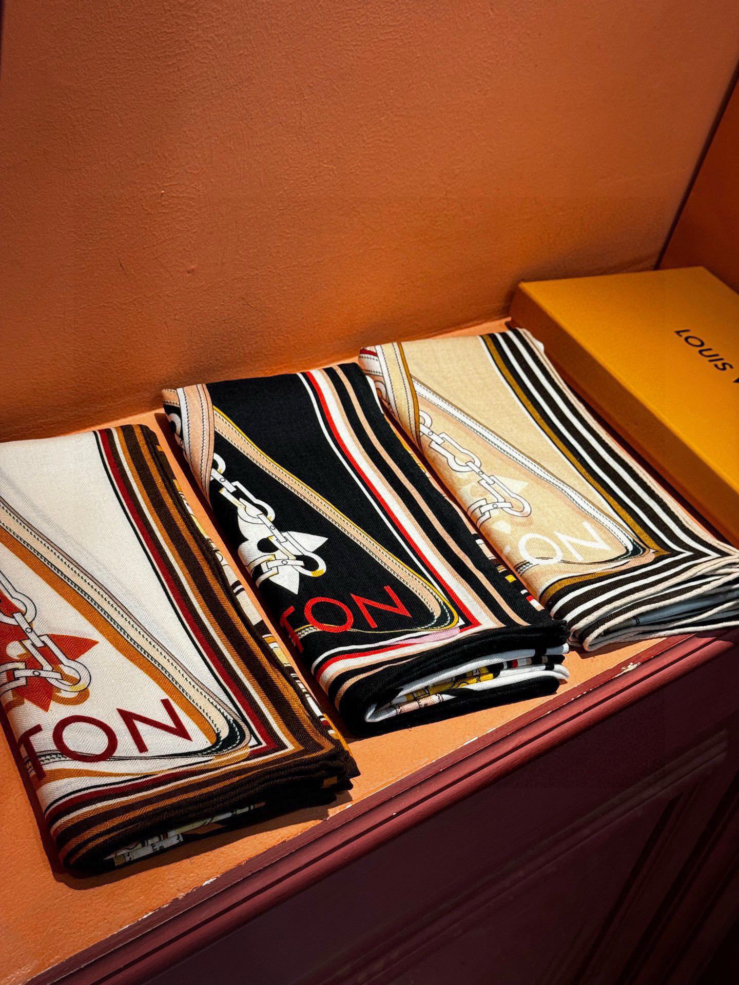 上新❤️ MONOGRAM JACQUARD DENIM140丝绒 方巾 【高定版 双面同色】有些款式他