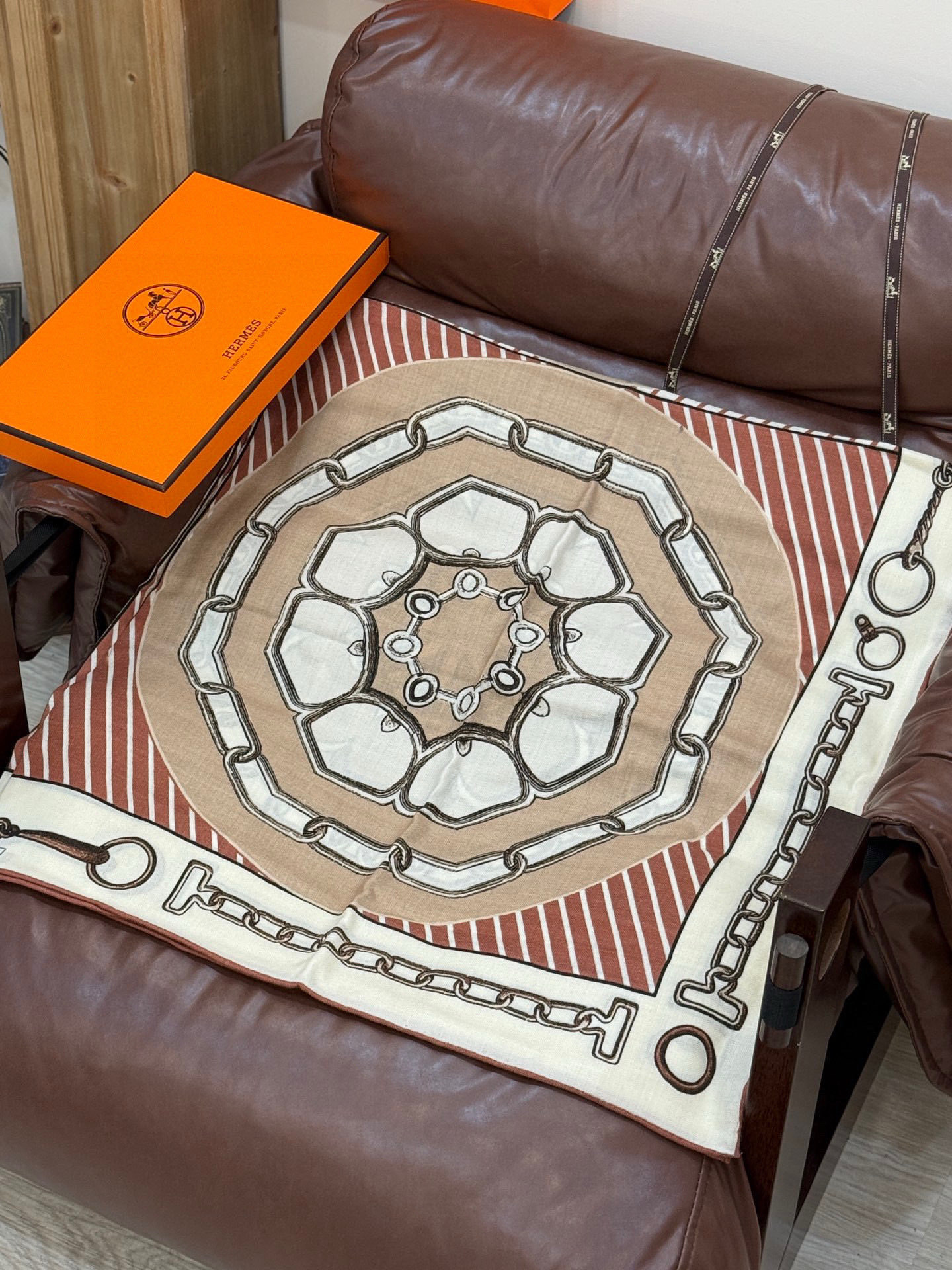 💟2025年早秋上新💞【双面同色丝毛方巾】手工卷边山羊绒和真丝混纺披肩(70%山羊绒,30%桑蚕丝)这款