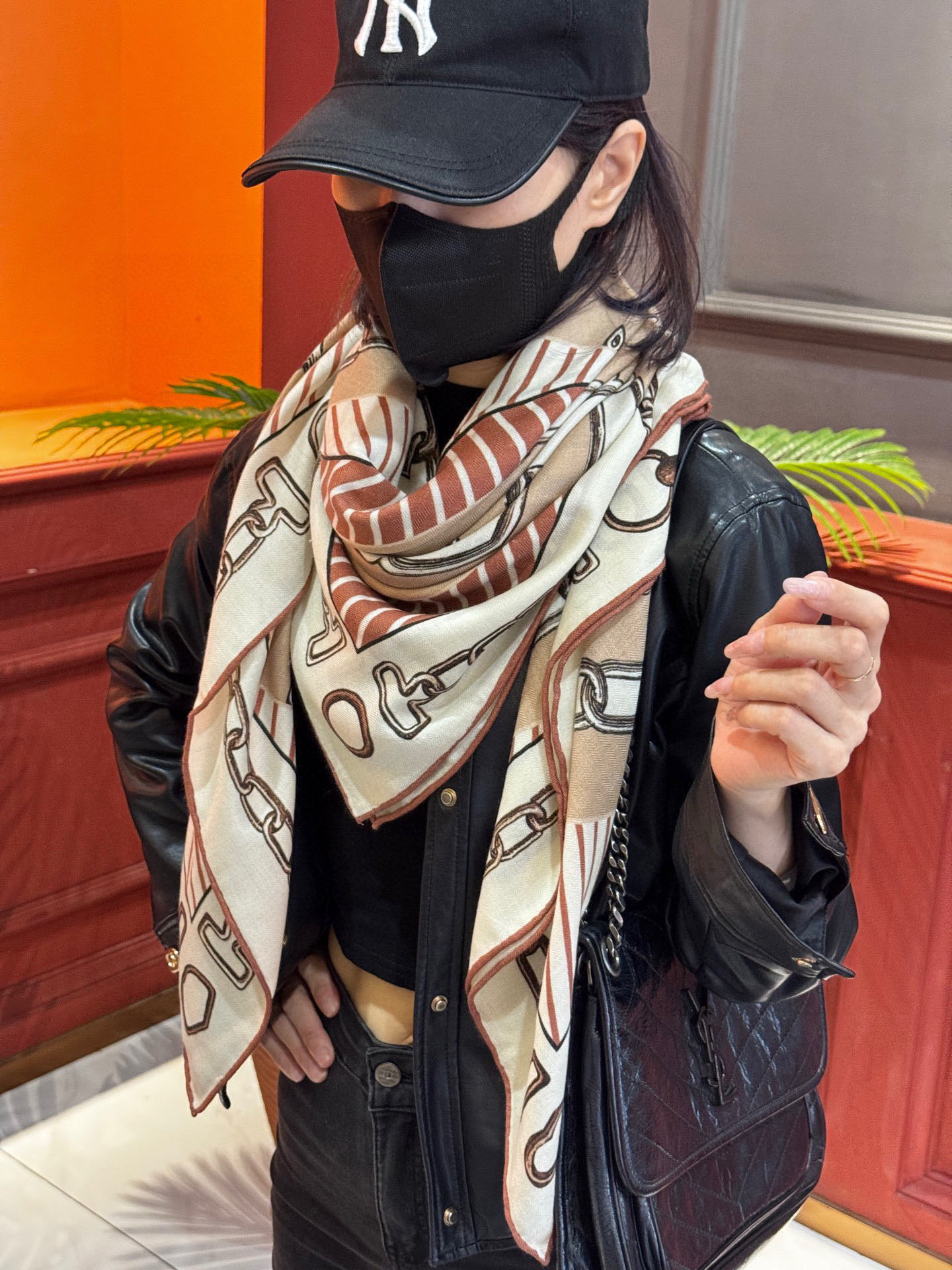 💟2025年早秋上新💞【双面同色丝毛方巾】手工卷边山羊绒和真丝混纺披肩(70%山羊绒,30%桑蚕丝)这款