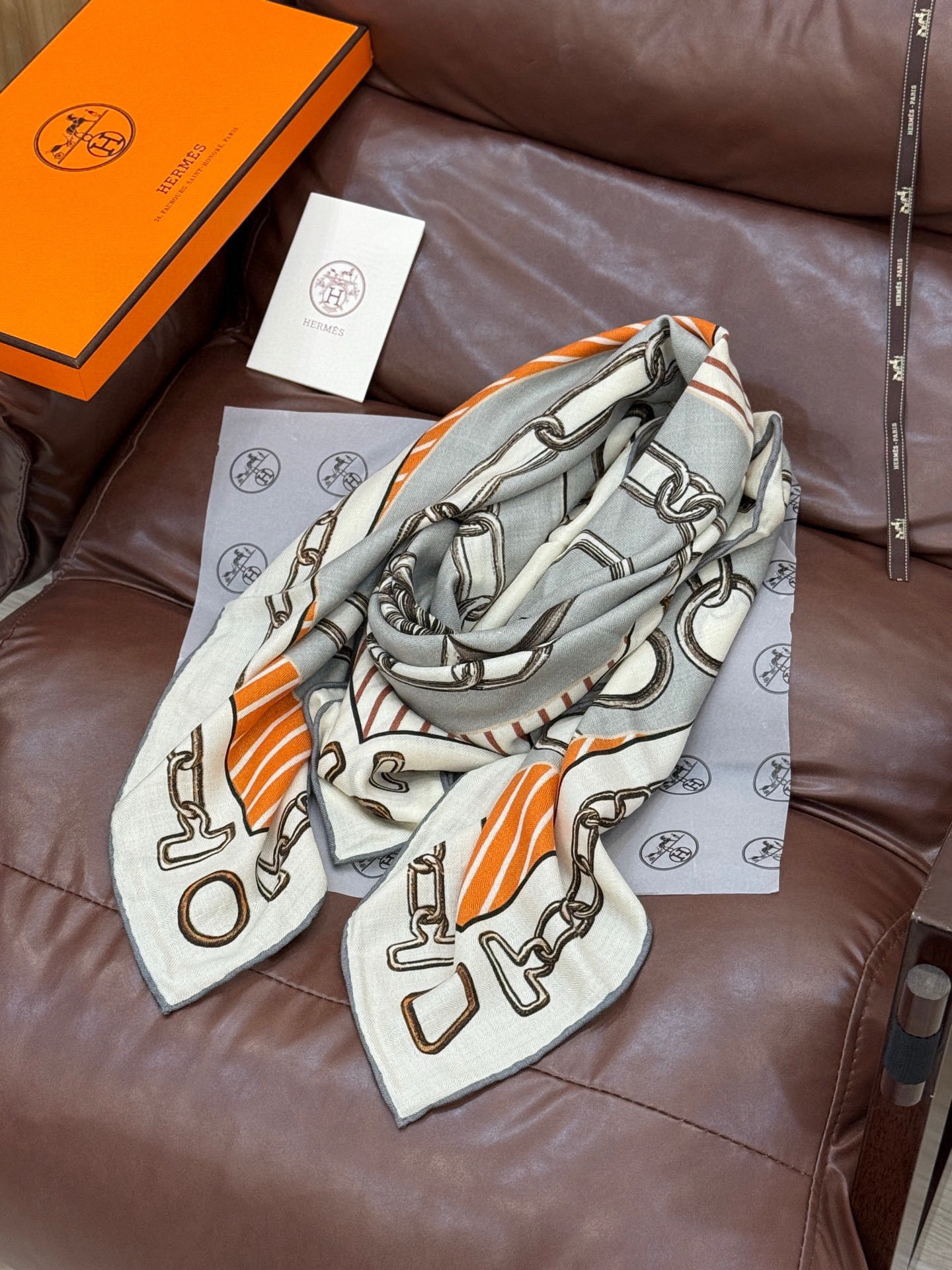 💟2025年早秋上新💞【双面同色丝毛方巾】手工卷边山羊绒和真丝混纺披肩(70%山羊绒,30%桑蚕丝)这款