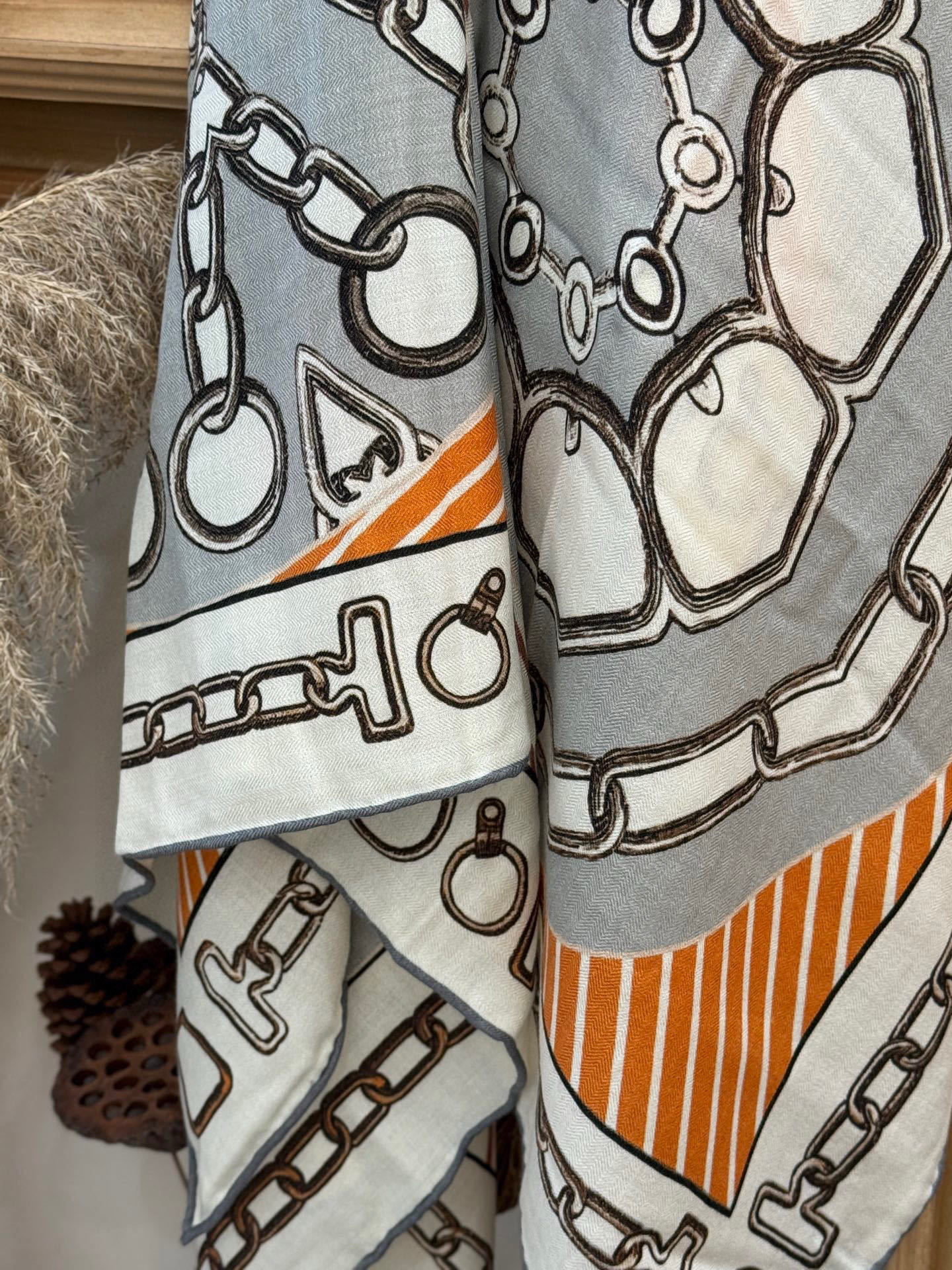 💟2025年早秋上新💞【双面同色丝毛方巾】手工卷边山羊绒和真丝混纺披肩(70%山羊绒,30%桑蚕丝)这款