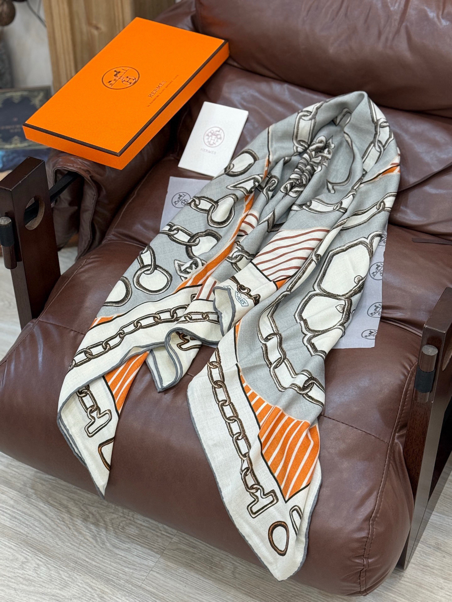 💟2025年早秋上新💞【双面同色丝毛方巾】手工卷边山羊绒和真丝混纺披肩(70%山羊绒,30%桑蚕丝)这款