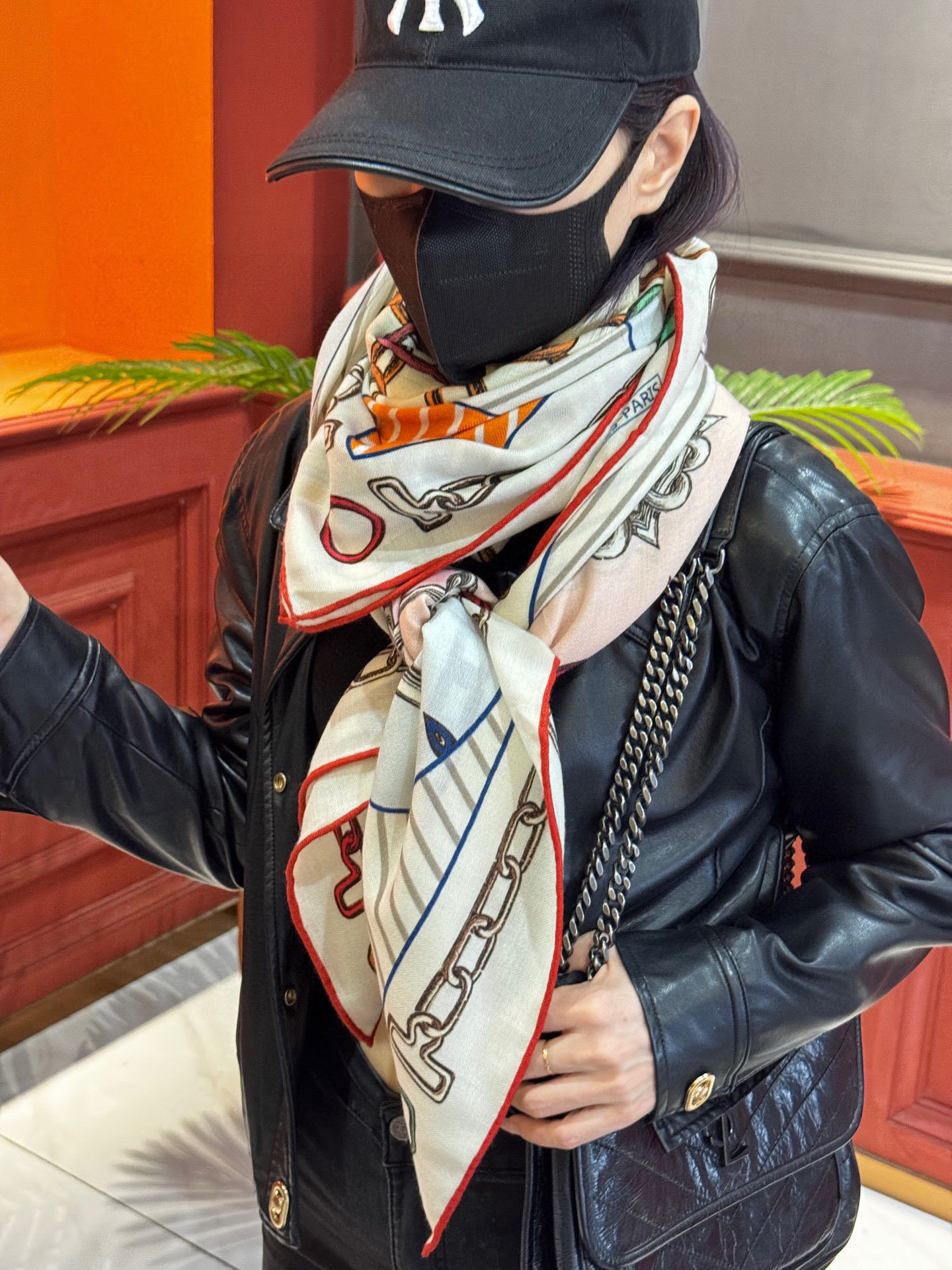 💟2025年早秋上新💞【双面同色丝毛方巾】手工卷边山羊绒和真丝混纺披肩(70%山羊绒,30%桑蚕丝)这款