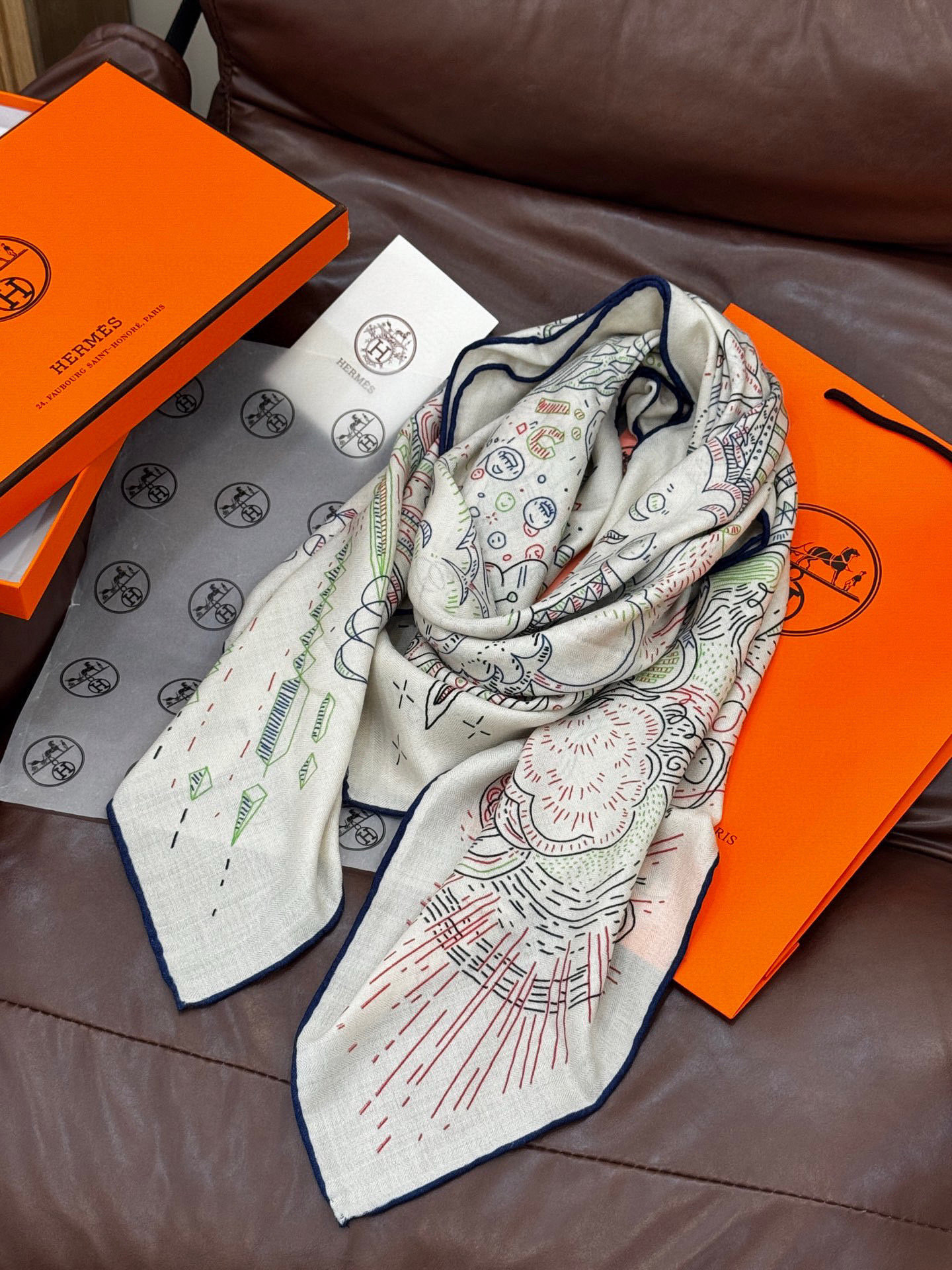 “正在接通中”140丝绒方巾【140顶级丝毛双面同色印花】手工卷边丝毛方巾(30%真丝70%羊绒)这款丝