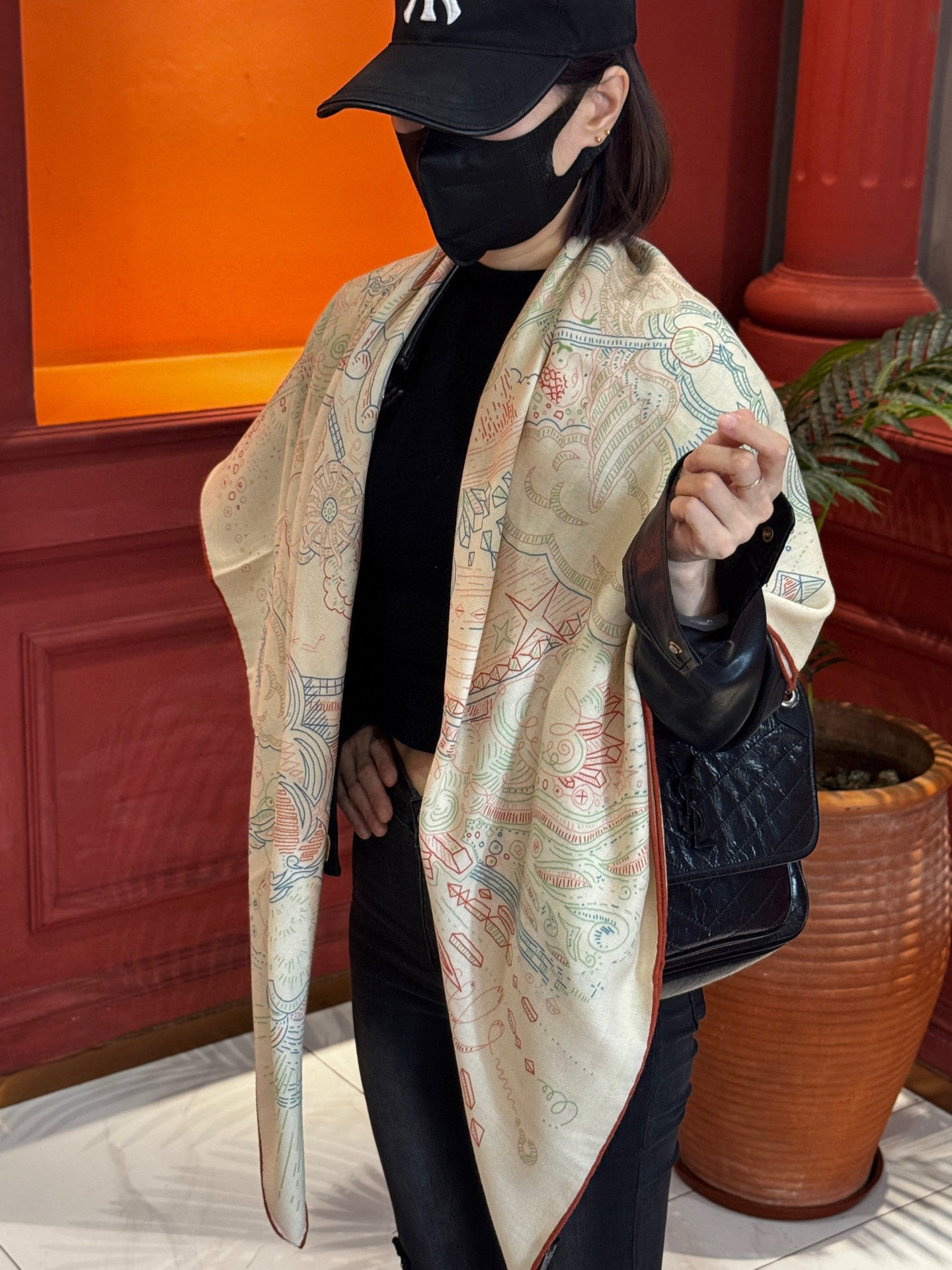 “正在接通中”140丝绒方巾【140顶级丝毛双面同色印花】手工卷边丝毛方巾（30%真丝70%羊绒）这款丝