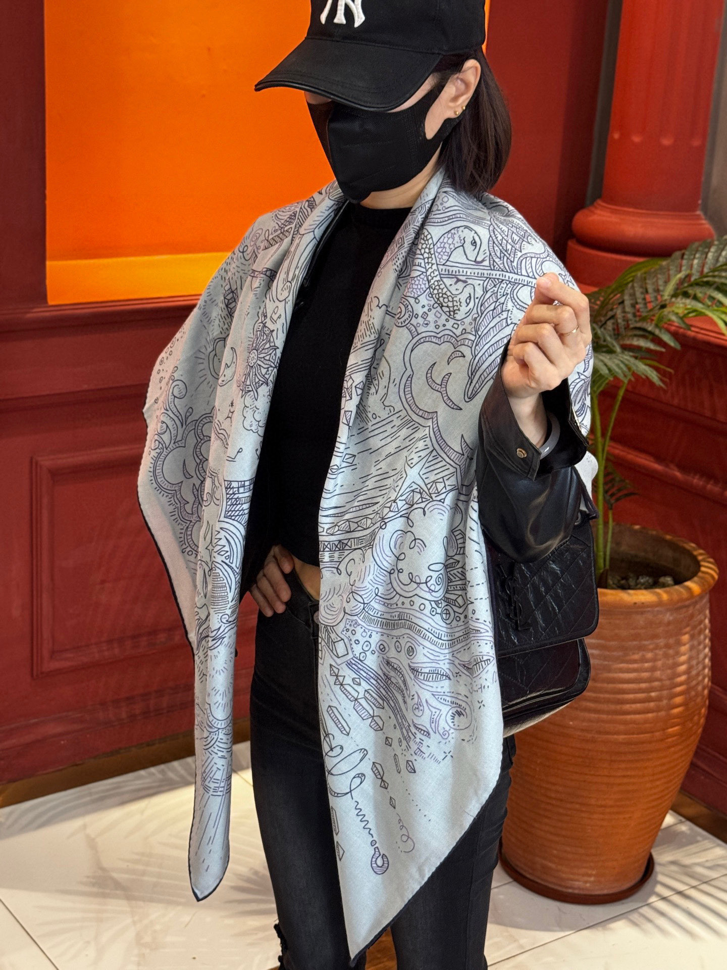 “正在接通中”140丝绒方巾【140顶级丝毛双面同色印花】手工卷边丝毛方巾（30%真丝70%羊绒）这款丝