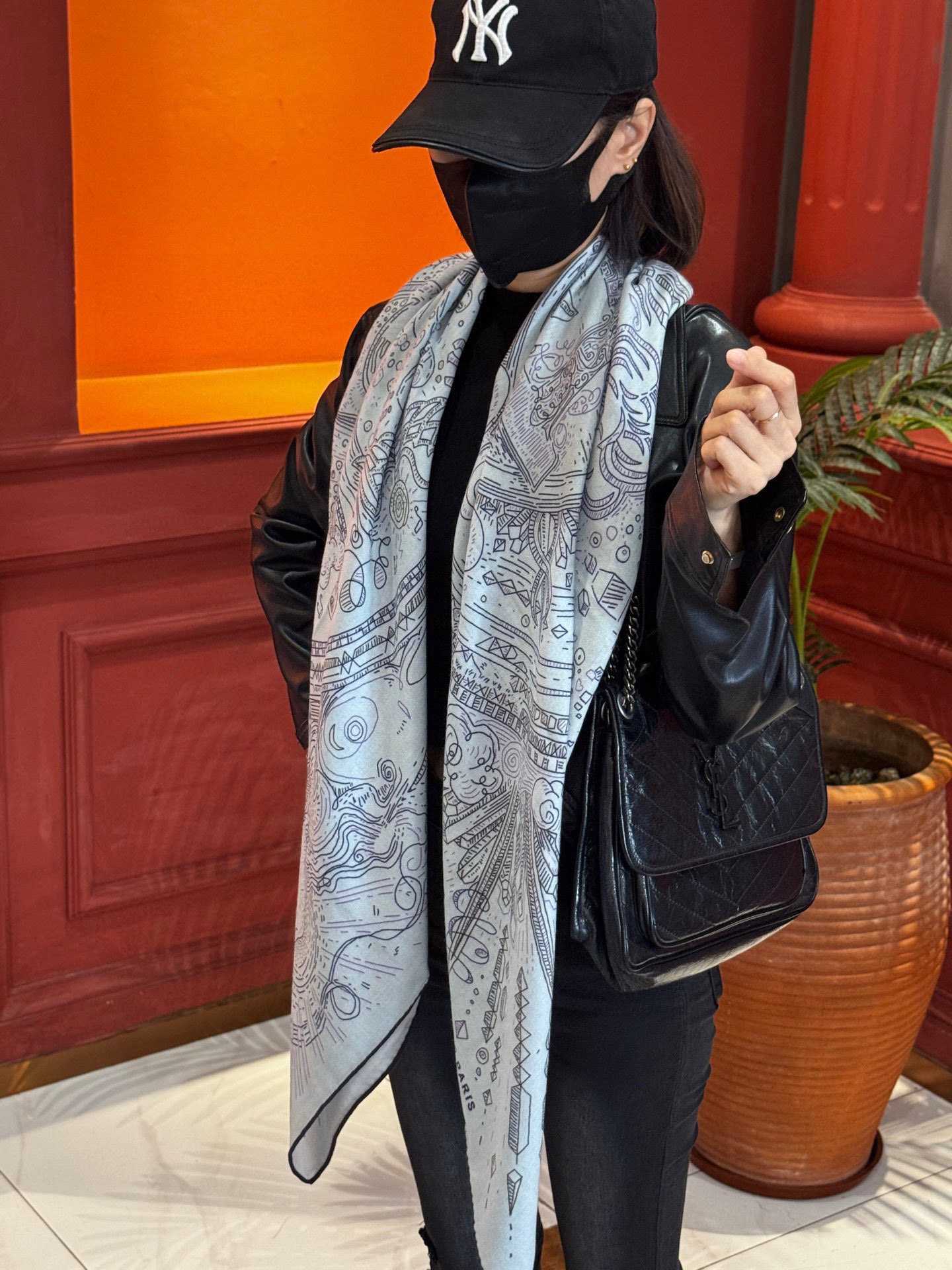 “正在接通中”140丝绒方巾【140顶级丝毛双面同色印花】手工卷边丝毛方巾(30%真丝70%羊绒)这款丝