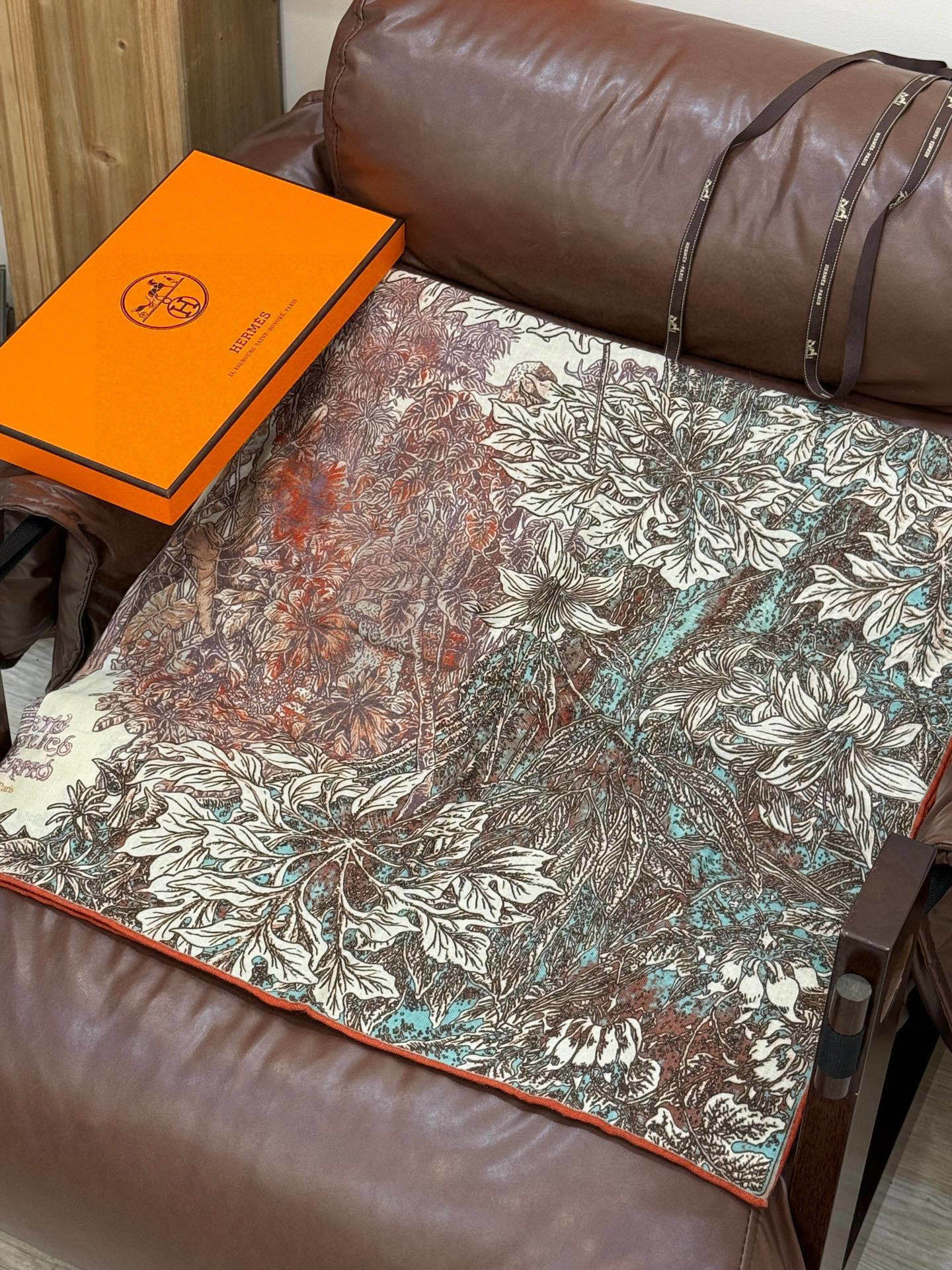 💟2025年秋冬抢先 上新💞【双面同色丝毛方巾】手工卷边山羊绒和真丝混纺披肩(70%山羊绒,30%桑蚕丝