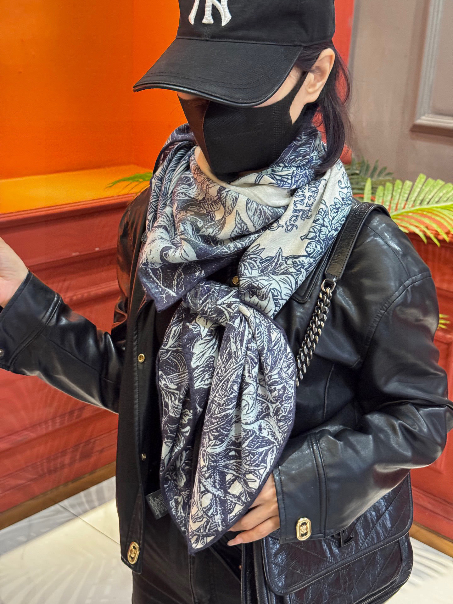 💟2025年秋冬抢先 上新💞【双面同色丝毛方巾】手工卷边山羊绒和真丝混纺披肩(70%山羊绒,30%桑蚕丝