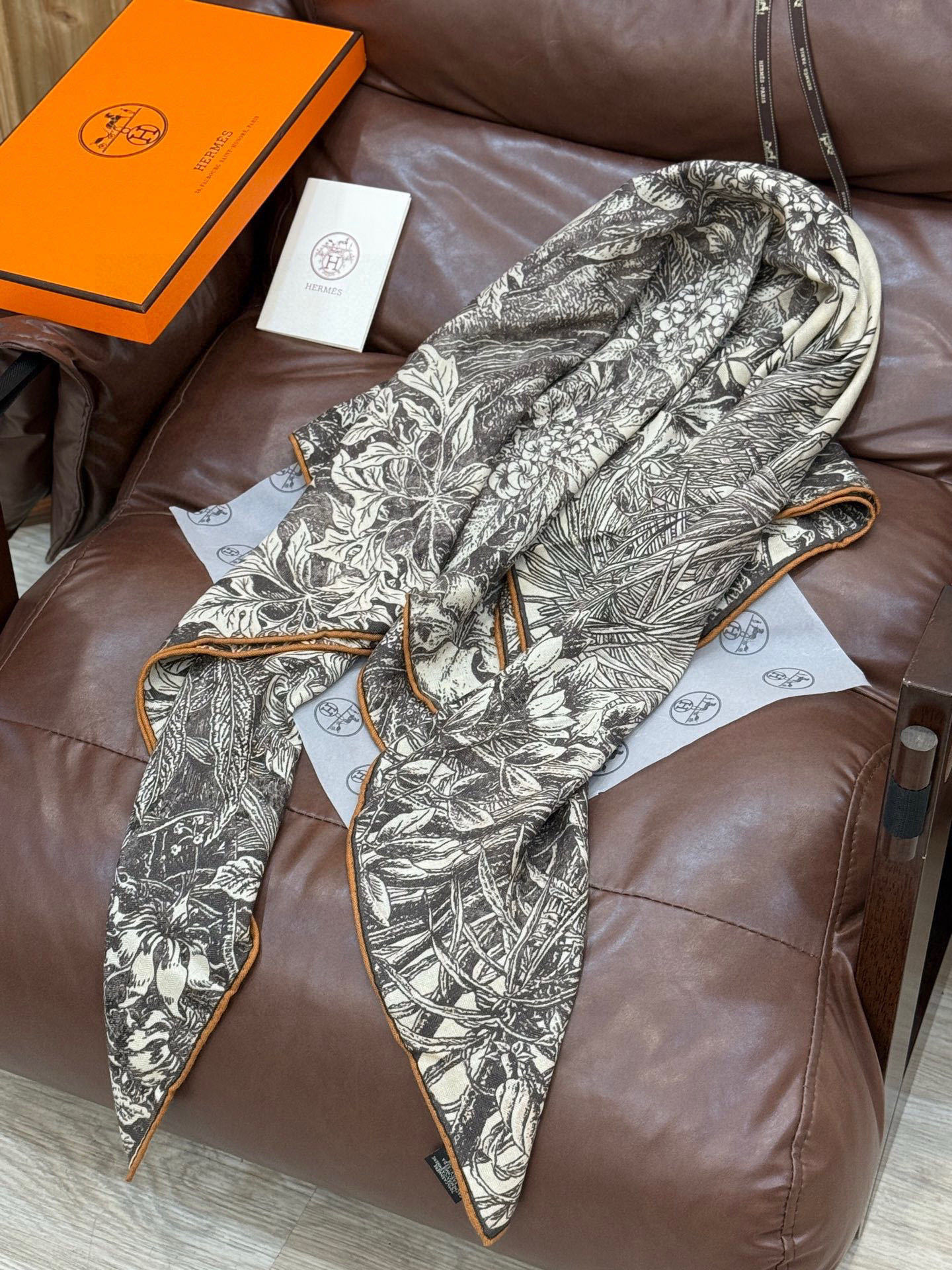 💟2025年秋冬抢先 上新💞【双面同色丝毛方巾】手工卷边山羊绒和真丝混纺披肩(70%山羊绒,30%桑蚕丝