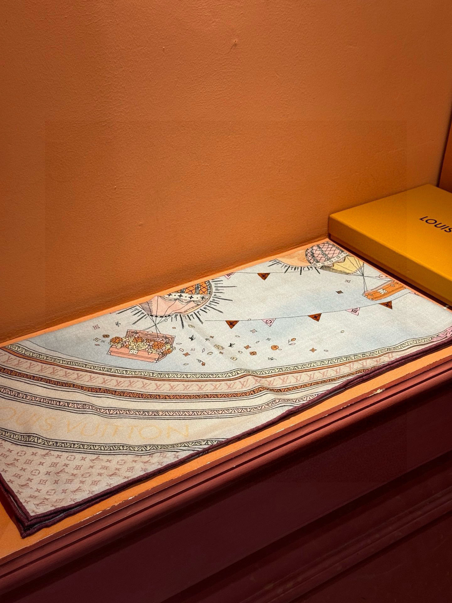 ❄【双面同色】原单Lv140cm丝绒方巾,《热气球》,本款方巾全新加入 U价🉐️ and Away 系列