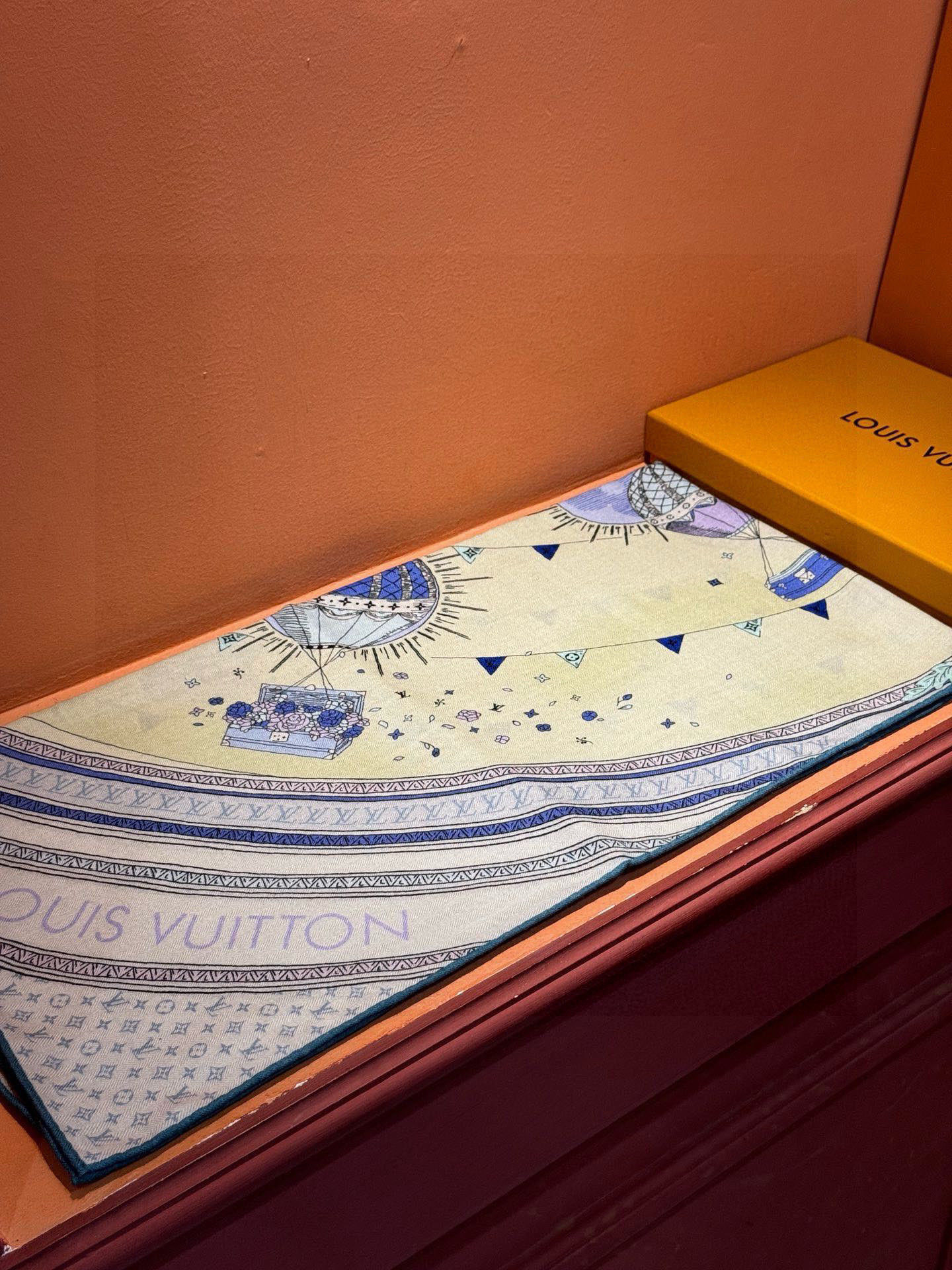 ❄【双面同色】原单Lv140cm丝绒方巾,《热气球》,本款方巾全新加入 U价🉐️ and Away 系列