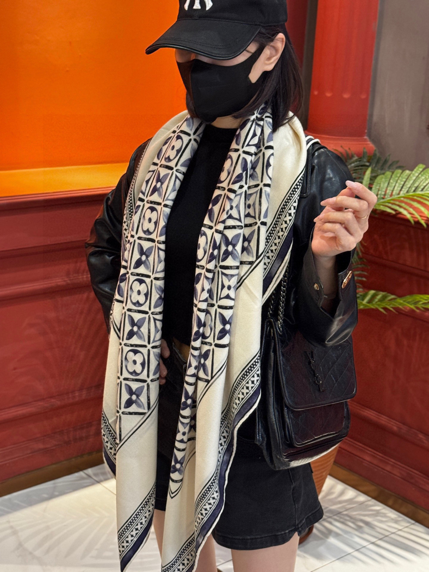 140顶级丝绒双面同色披肩30%真丝70%羊绒140*140方巾本款丝绒方巾以满溢艺术气息的设计诠释19