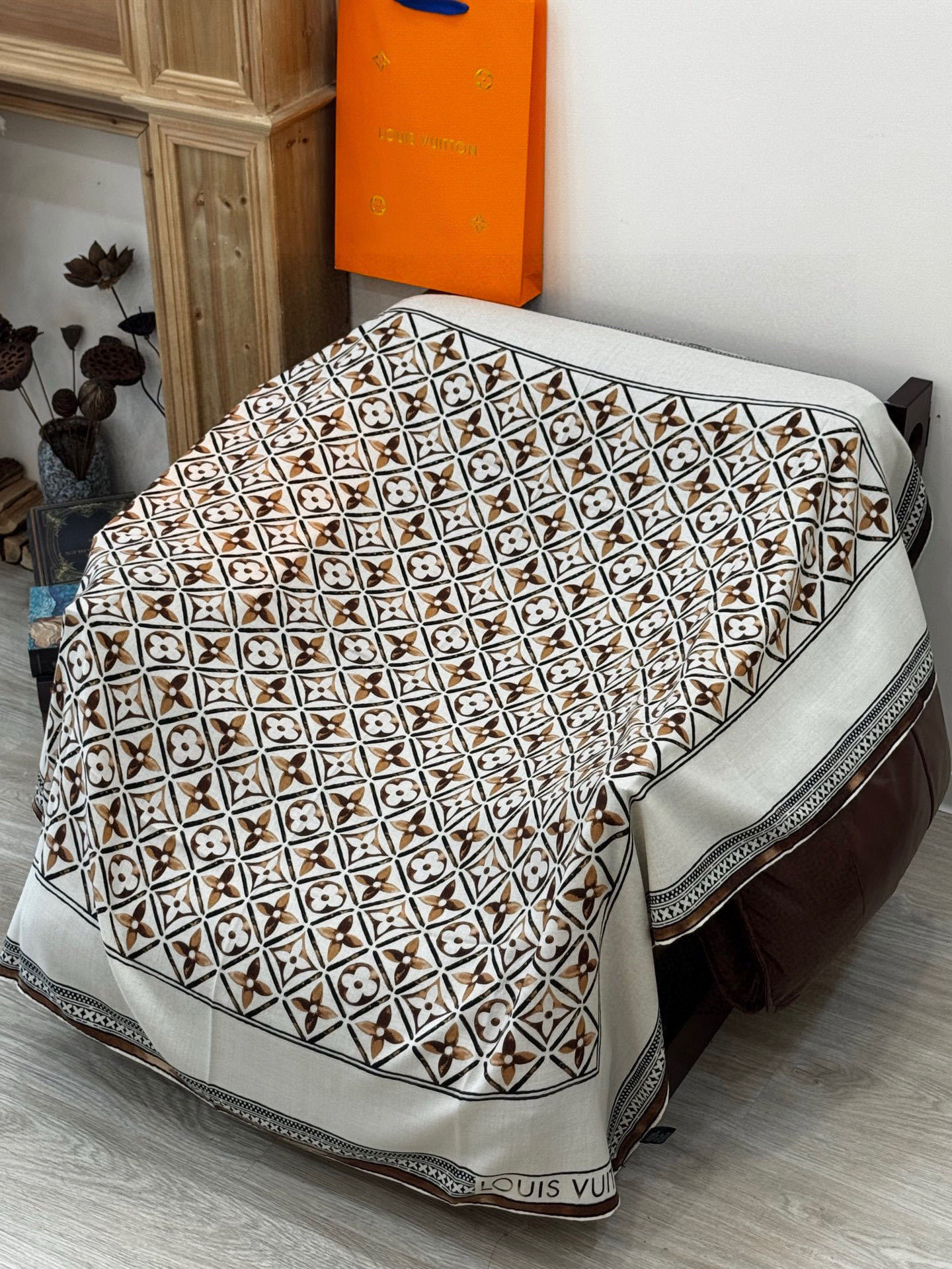 140顶级丝绒双面同色披肩30%真丝70%羊绒140*140方巾本款丝绒方巾以满溢艺术气息的设计诠释19