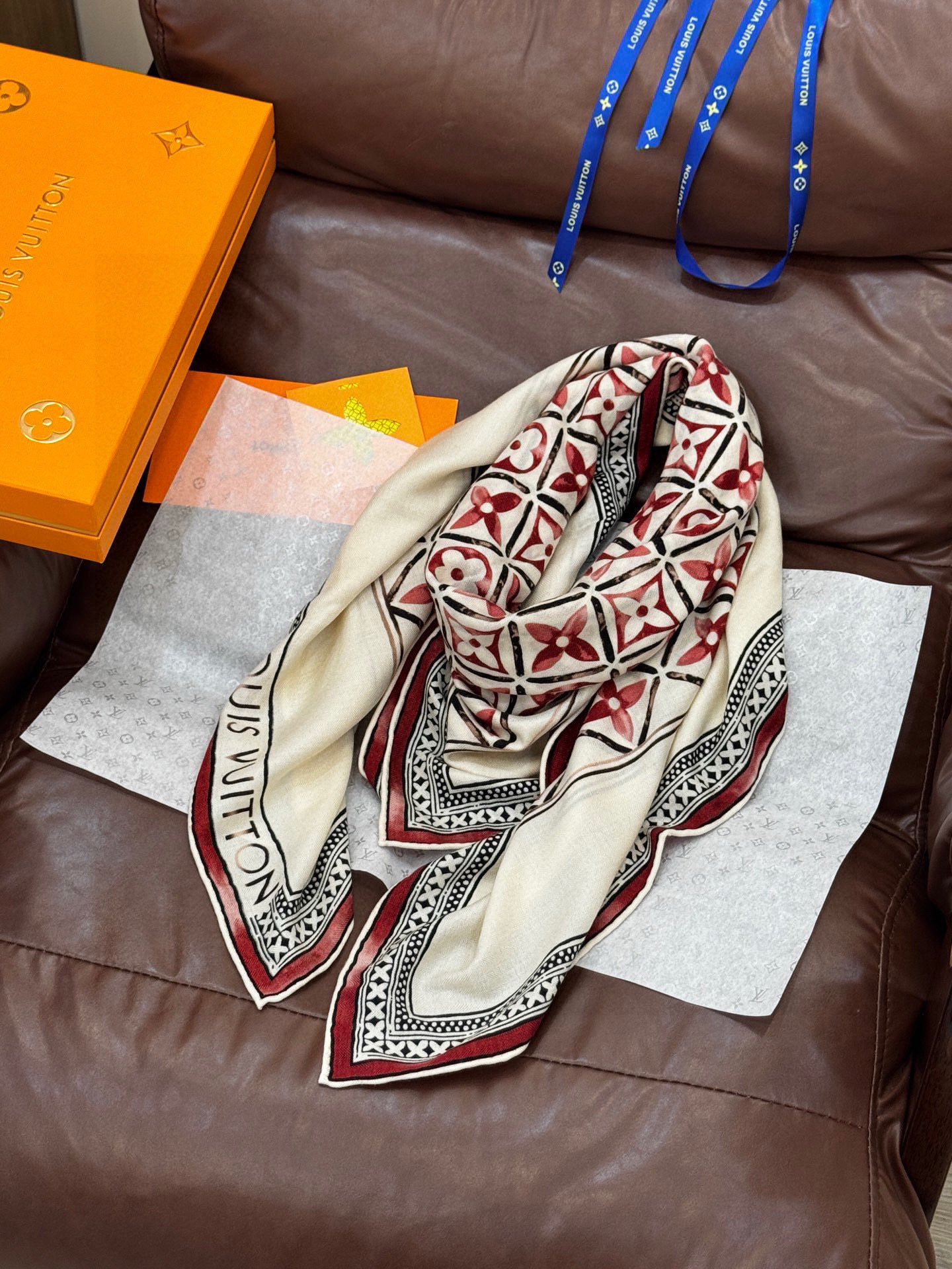 140顶级丝绒双面同色披肩30%真丝70%羊绒140*140方巾本款丝绒方巾以满溢艺术气息的设计诠释19