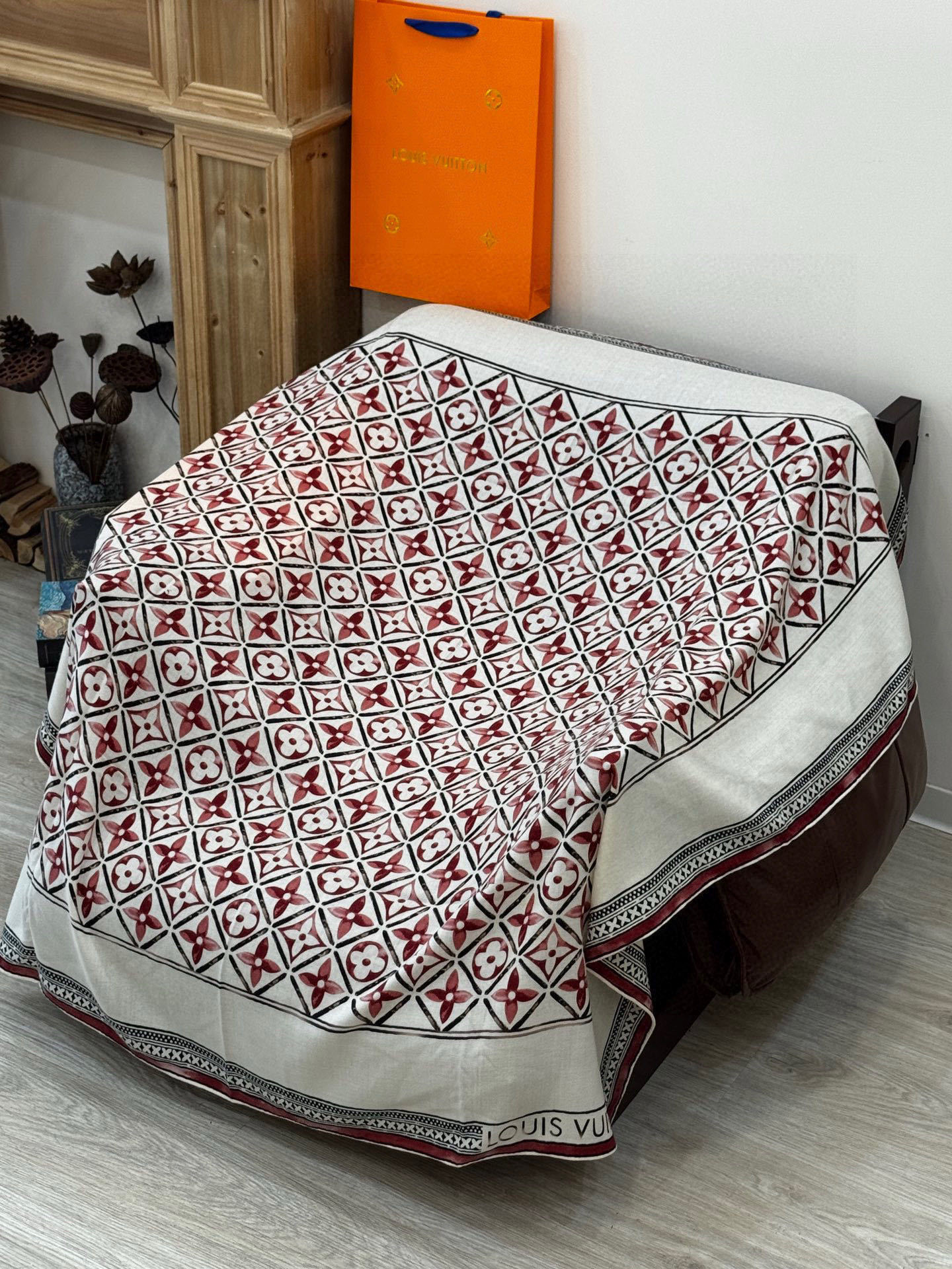 140顶级丝绒双面同色披肩30%真丝70%羊绒140*140方巾本款丝绒方巾以满溢艺术气息的设计诠释19