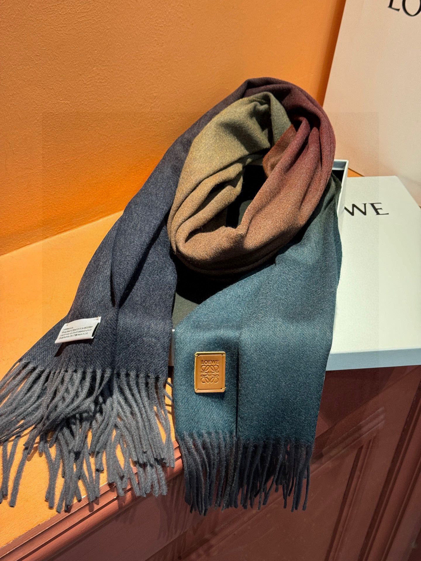 ✨✨太美了😍罗意威 美到要尖叫😱专柜最新款🎊英伦欧美范儿「多色渐变」又是一款即时尚又实用的大围巾&长巾，