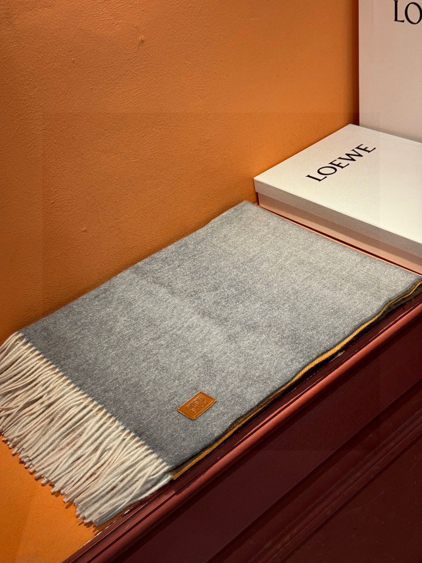 ✨✨太美了😍罗意威 美到要尖叫😱专柜最新款🎊英伦欧美范儿「多色渐变」又是一款即时尚又实用的大围巾&长巾，